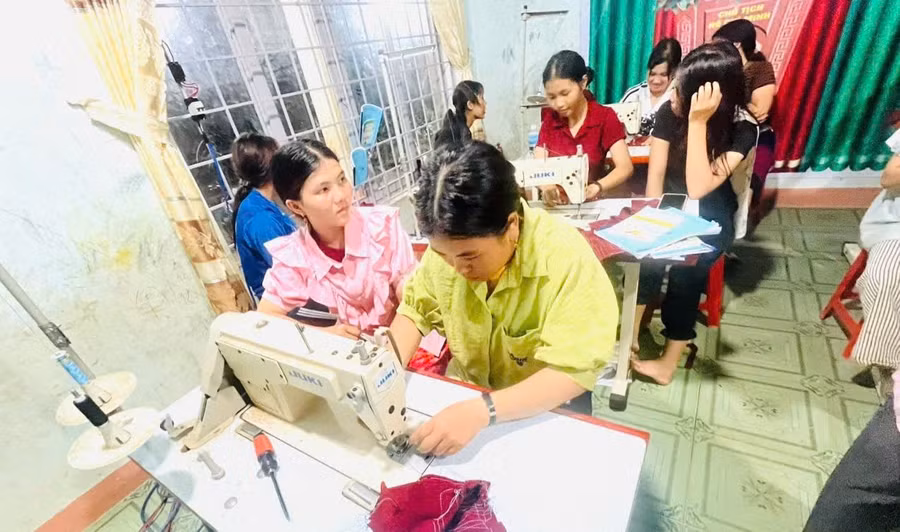 Một buổi học lớp nghề may dân dụng. (Ảnh: TTCC)
