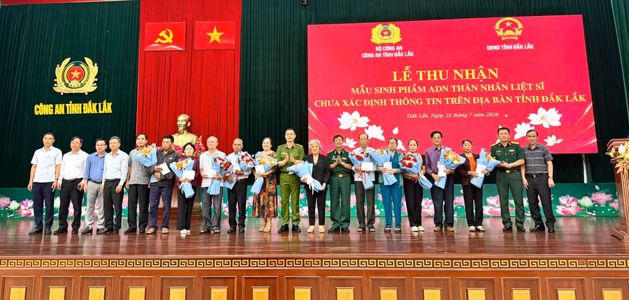 Lãnh đạo Công an tỉnh Đắk Lắk tặng hoa, quà cho đại diện thân nhân gia đình liệt sĩ.