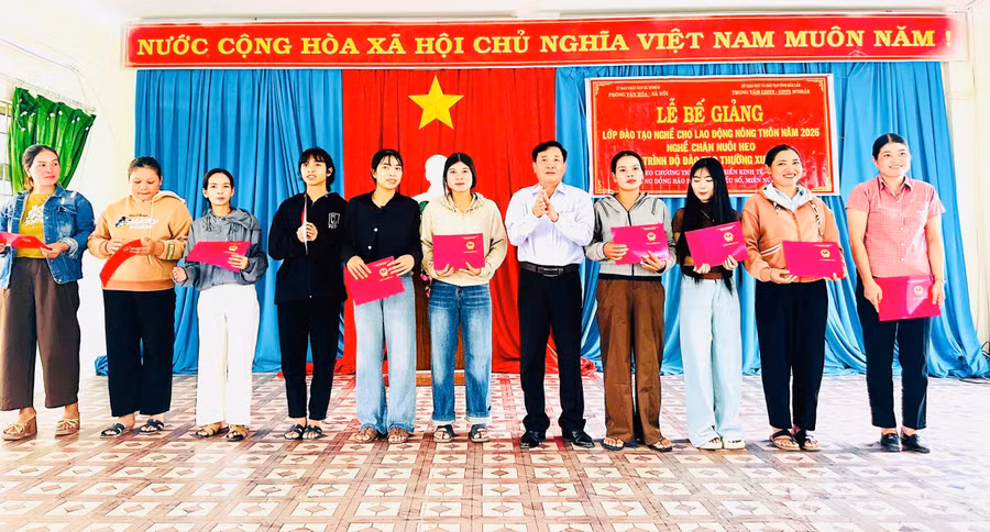 Cấp chứng chỉ cho 58 học viên hoàn thành khóa học.
