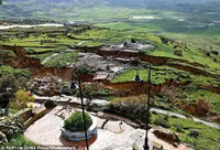 tham-canh-thi-tran-sicily-chenh-venh-ben-vach-da-sau-lo-dat-2.jpg
