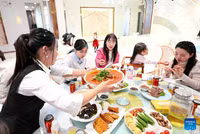 am-thuc-truyen-thong-va-xu-huong-moi-bung-no-trong-dip-tet-o-trung-quoc-3.jpg
