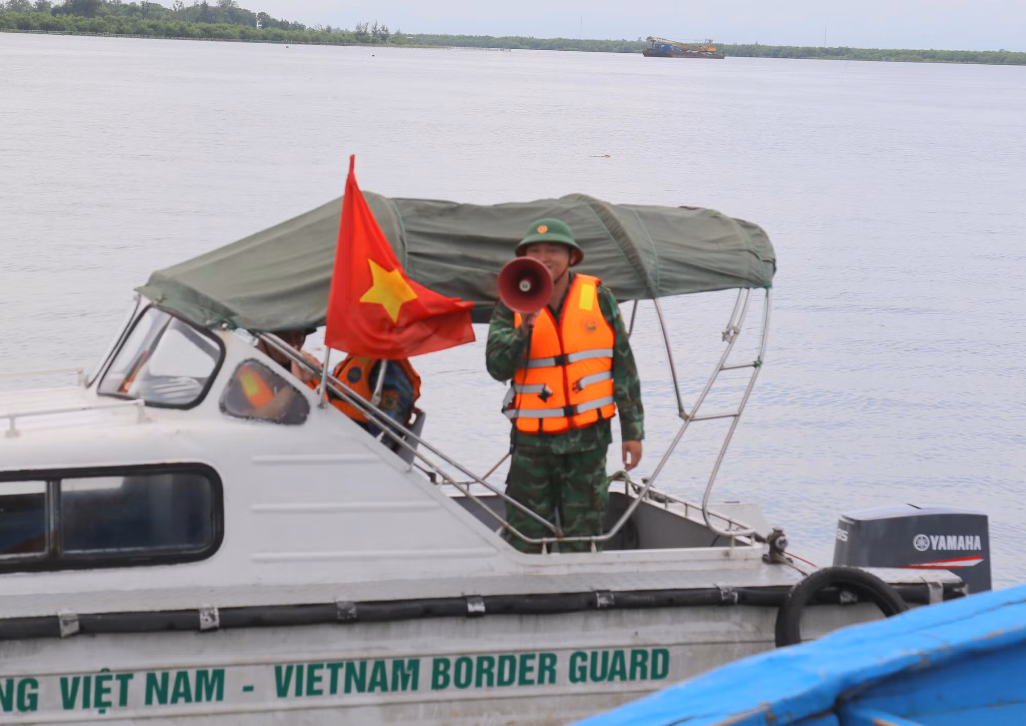 Theo Chính trị viên Đồn Biên phòng cửa khẩu Cảng Cửa Việt, từ hôm qua đến nay, đơn vị đã huy động lực lượng hỗ trợ hơn 300 ngư dân đưa tàu thuyền đến nơi an toàn để tránh bão. Lực lượng biên phòng cũng sử dụng ca nô để kêu gọi ngư dân còn neo đậu tàu thuyền trên sông Hiếu, đưa về nơi tránh trú.