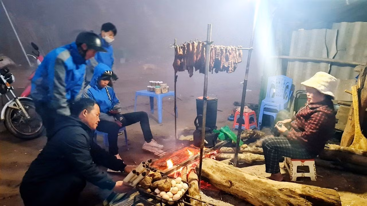Đêm ở Tà Xùa các hàng quán phục vụ khách đến khuya. Bạn nên thưởng thức các món cơm lam, thịt lợn, thịt trâu gác bếp, cá nướng, gà nướng, ngô nếp nướng… đặc trưng. Đêm ở Tà Xùa các hàng quán phục vụ khách đến khuya. Bạn nên thưởng thức các món cơm lam, thịt lợn, thịt trâu gác bếp, cá nướng, gà nướng, ngô nếp nướng… đặc trưng.