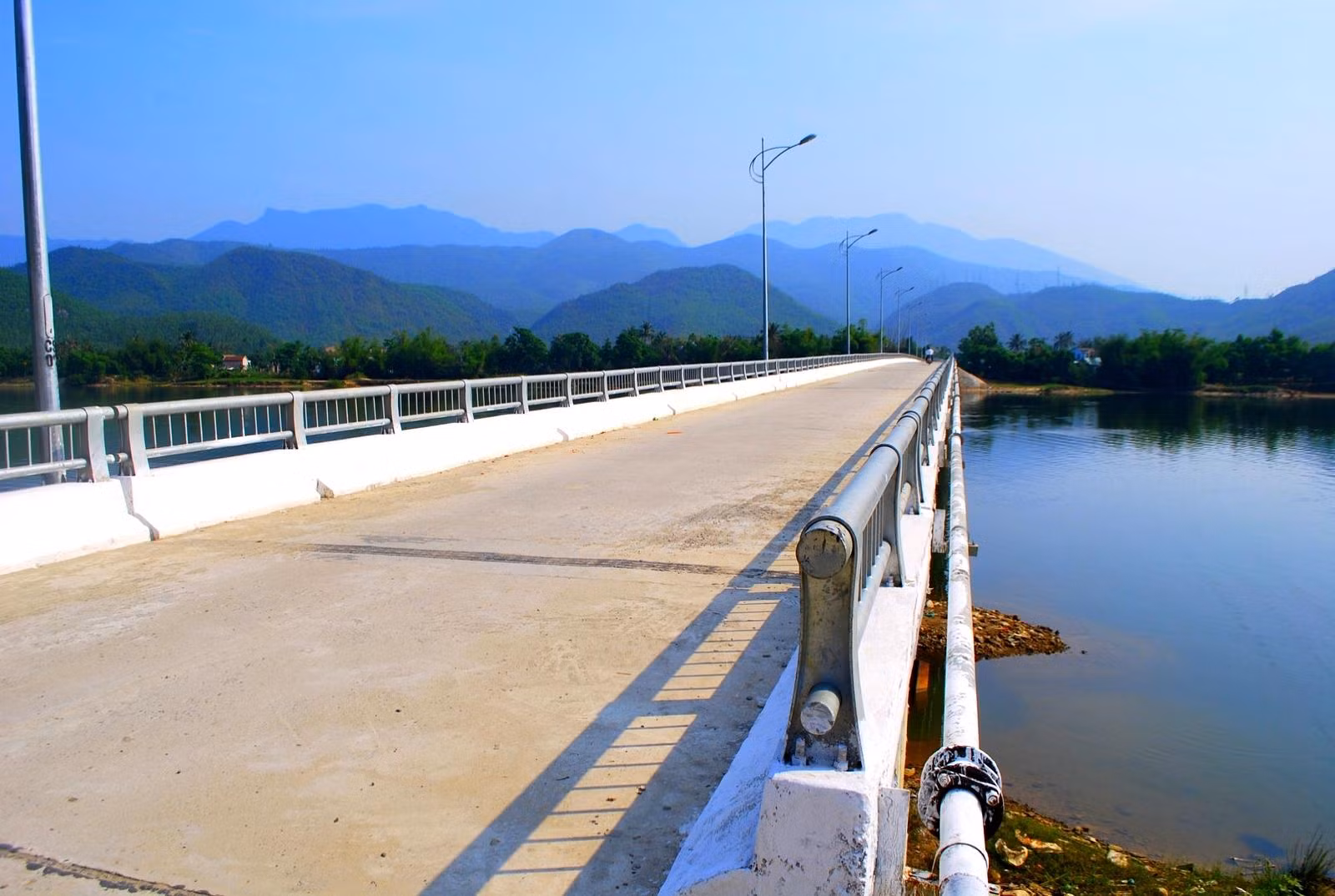 Cầu Trường Định bắt qua sông Cu Đê.