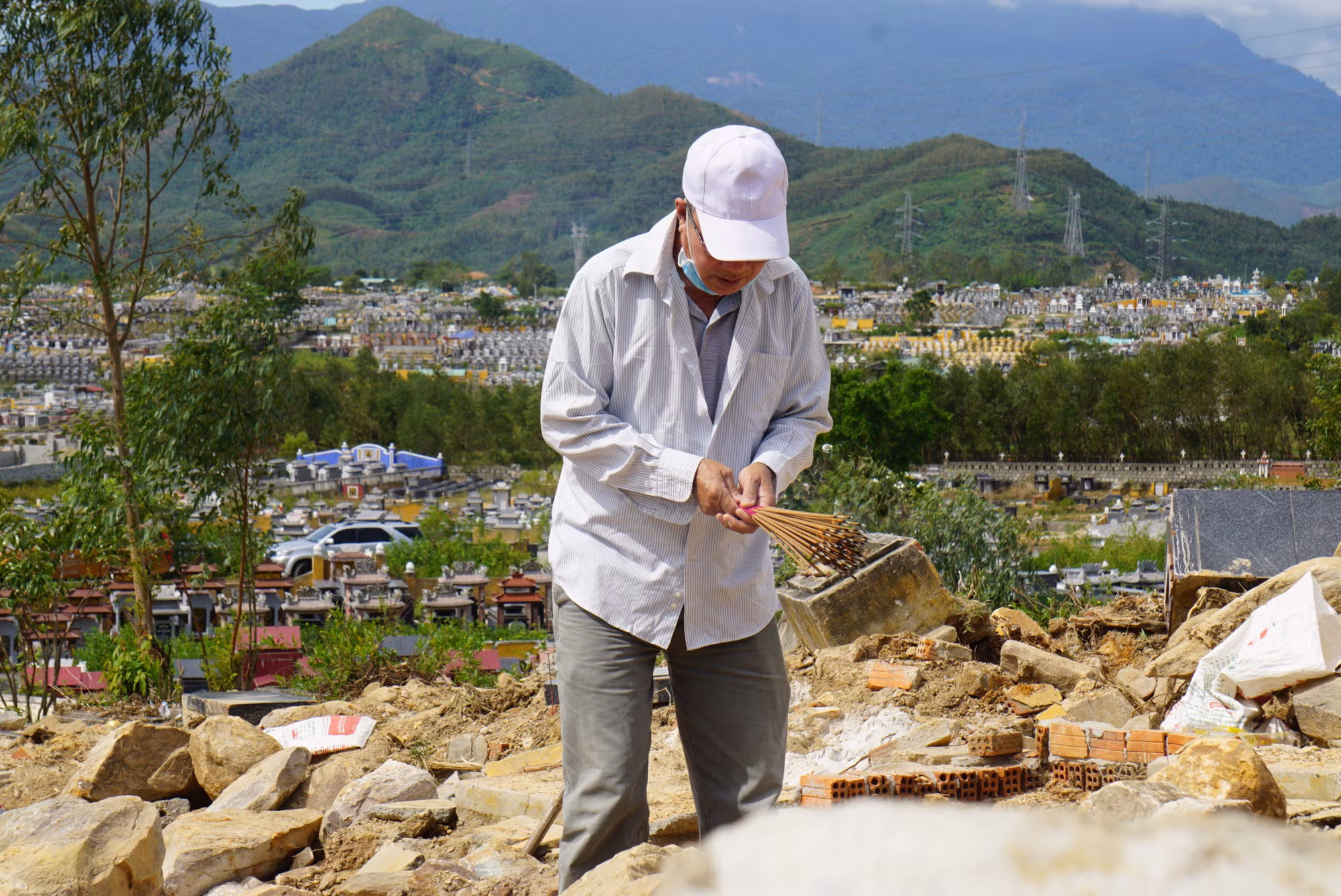 Người dân có người thân an táng tại đây thắp hương vọng, mong sớm tìm được mồ mả người đã khuất.