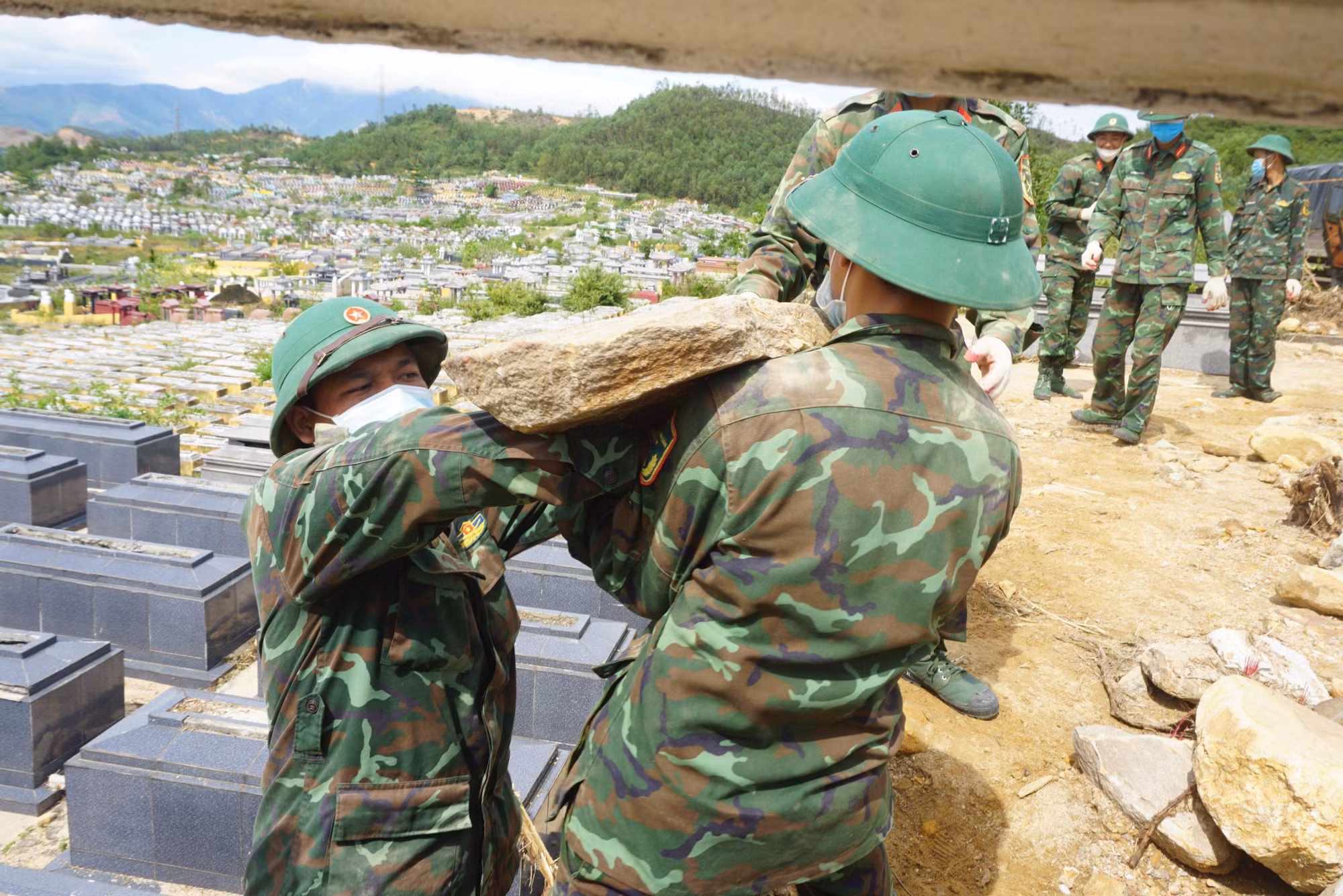 Lực lượng bộ đội khẩn trương làm việc.