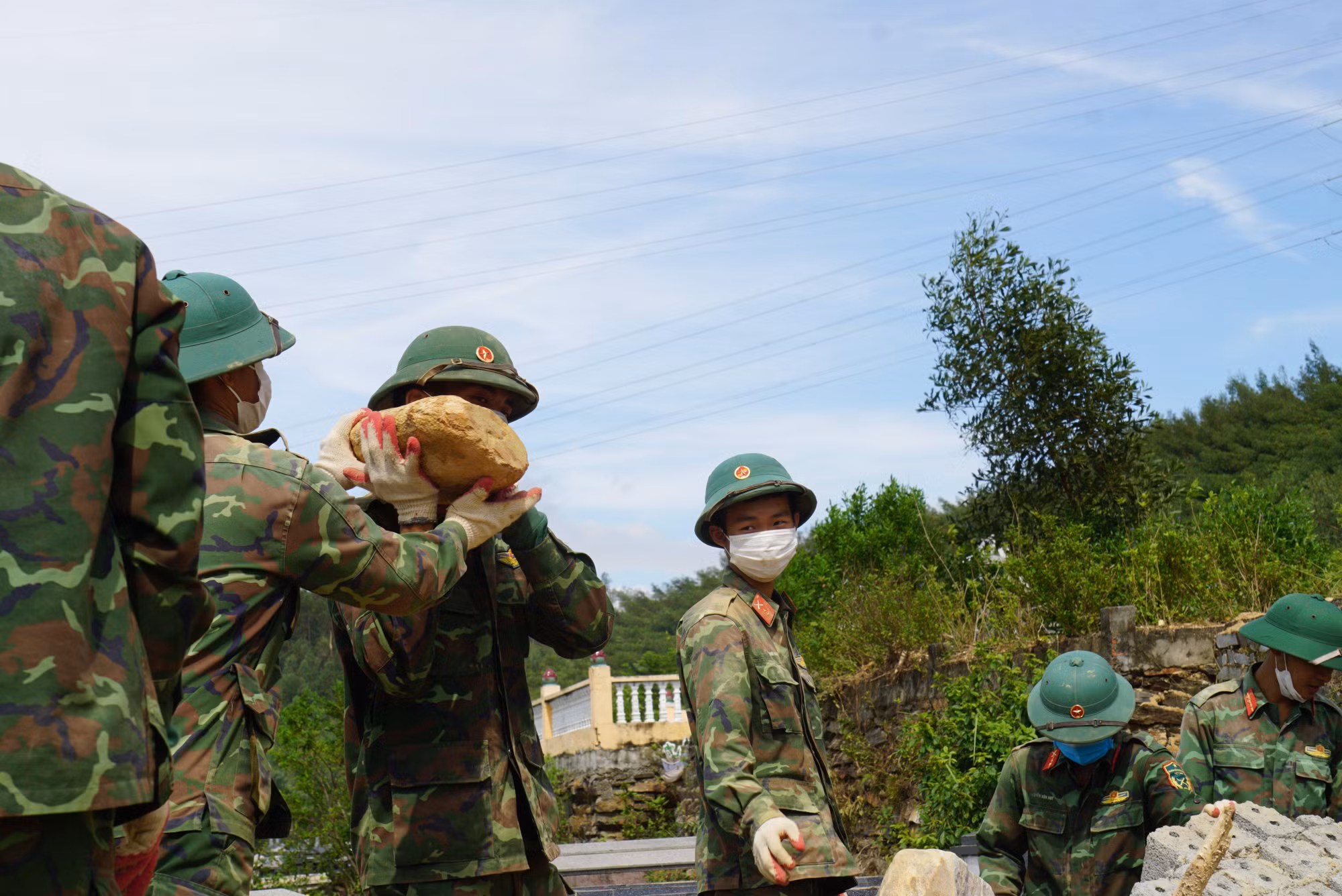 Ghi nhận sáng 21/10, hàng trăm cán bộ, chiến sĩ quân đội đóng quân trên địa bàn TP. Đà Nẵng đã bốc đá, đào đất tìm kiếm những ngôi mộ bị vùi lấp do trận mưa lịch sử vào đêm 14/10.