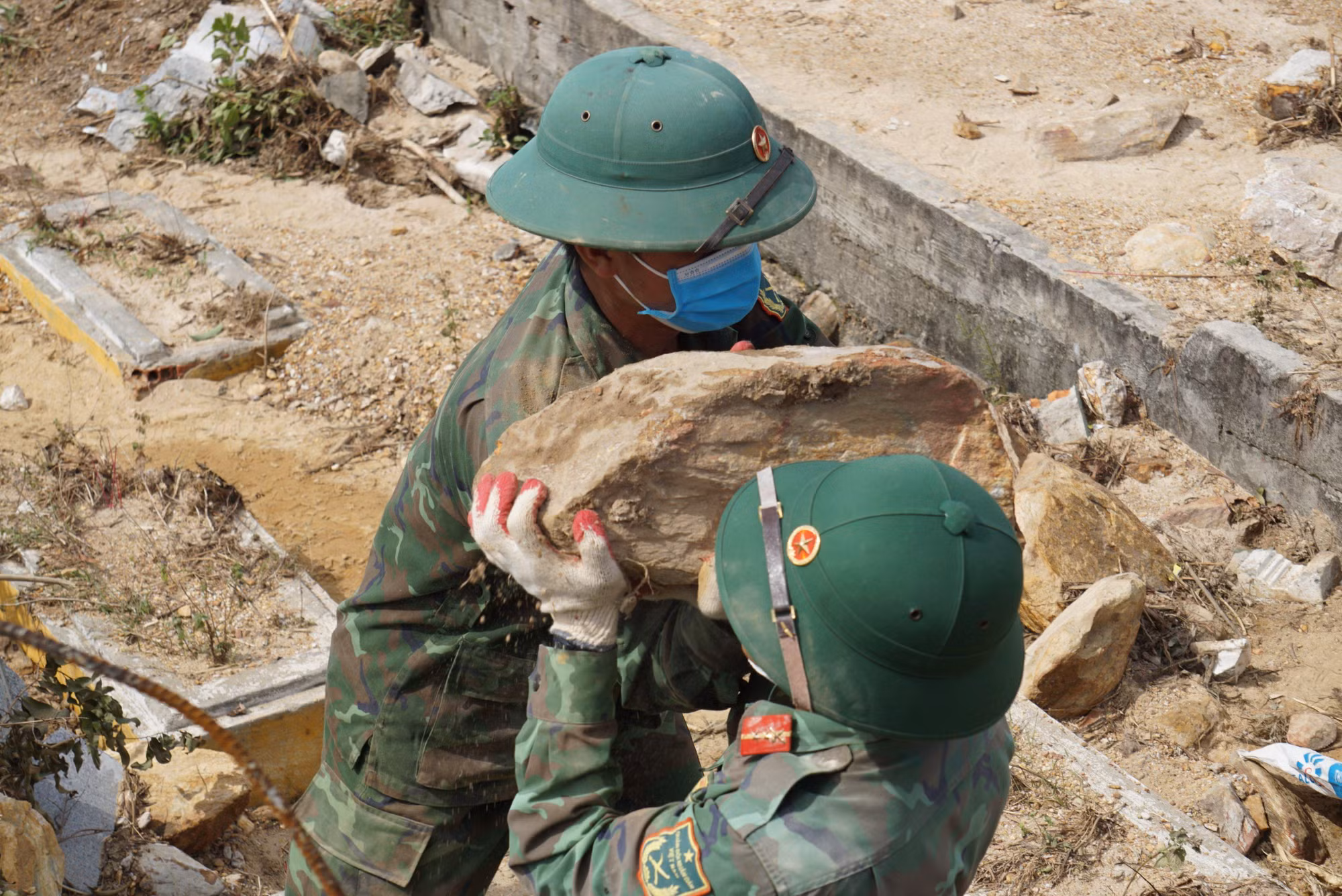 Theo đó, Ban Cán sự Đảng UBND TP. Đà Nẵng khẩn trương chỉ đạo các cơ quan, đơn vị, địa phương triển khai ngay các biện pháp để sớm khắc phục tình trạng sạt lở, vùi lấp ở nghĩa trang Hòa Sơn bảo đảm quy định pháp luật và nguyện vọng, tâm tư của người dân; phối hợp với Bộ Chỉ huy Quân sự TP. Đà Nẵng tập trung huy động lực lượng, phương tiện sẵn có để khắc phục, dọn dẹp, vận chuyển đất, đá ra khỏi khu vực có mộ và đường giao thông bị vùi lấp; bảo đảm các điều kiện cần thiết để hỗ trợ cho các lực lượng trong quá trình thực hiện.