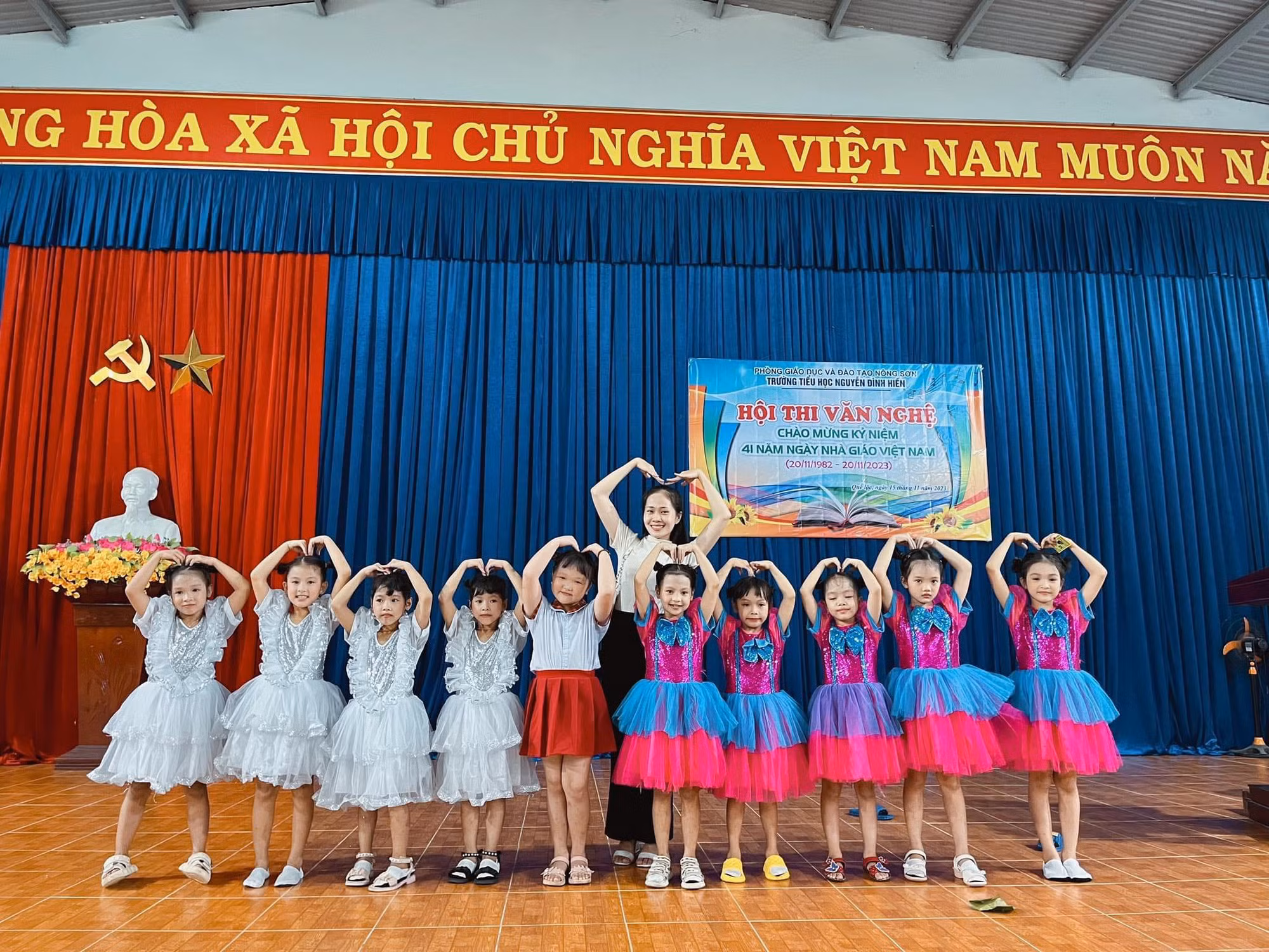 Cô giáo Lê Hồng Ngọc và học sinh.