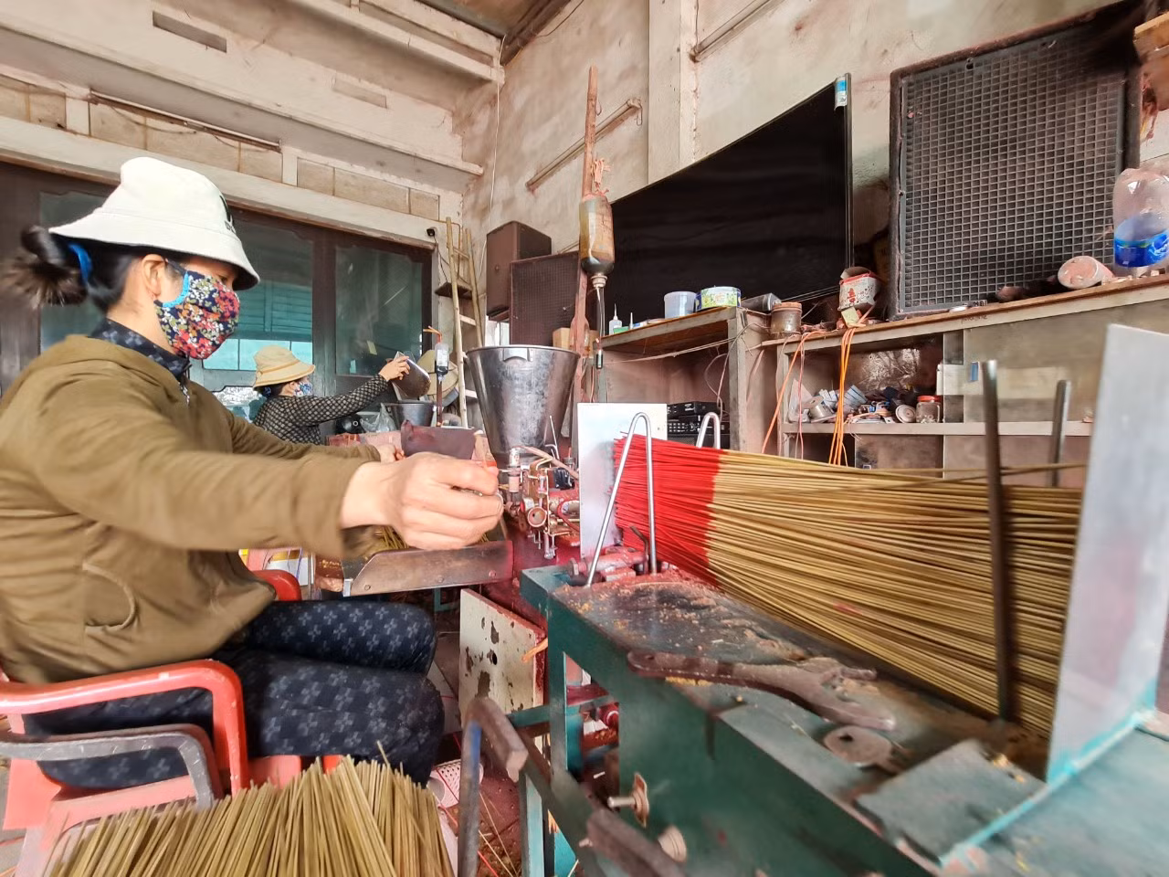Với cách làm truyền thống, khi se hương, người thợ phải lăn thật nhẹ và chắc tay để bột bám đều vào que hương. Nhờ công nghệ hiện đại, ngày nay các cơ sở đều đầu tư máy móc để công đoạn sản xuất tăm hương và hương được nhanh hơn, năng suất tăng hơn. Tùy từng loại hương, người làm nghề sẽ lựa chọn nguyên liệu phù hợp. Thường hương được làm từ trầm, trắc, hoắc hương, hoa hồi, quế chi, nhựa cây trám, củ, rễ cây hương bài…