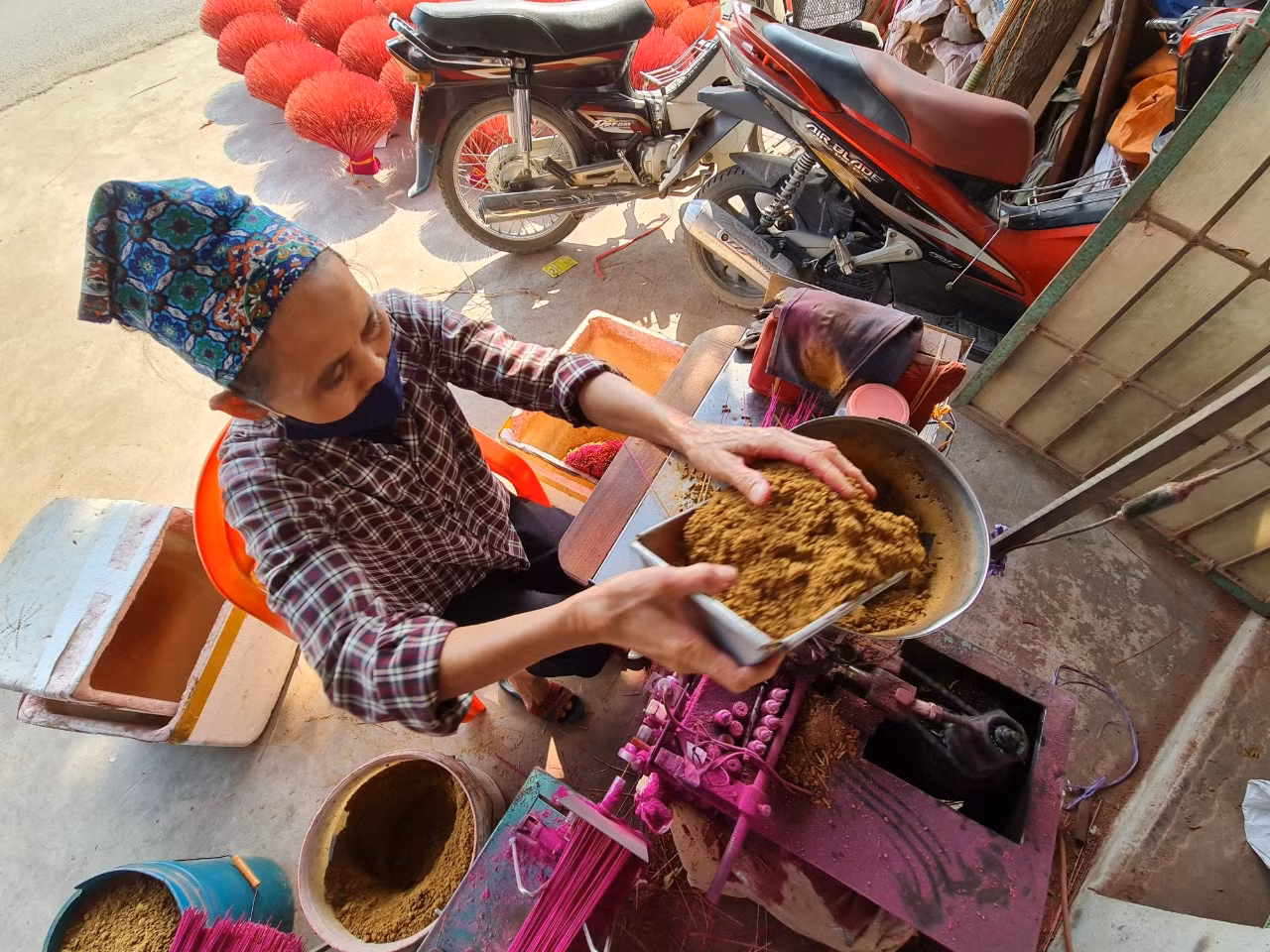 Hương là sản phẩm mang yếu tố tâm linh, vậy nên mọi công đoạn đều phải được thực hiện tỉ mỉ và công phu. Với nguyên liệu thảo mộc, bí quyết pha trộn riêng biệt trong từng công đoạn, hương của Quảng Phú Cầu luôn thơm lâu, bền màu, đẹp mắt. Hương sau khi se xong phải phơi đủ nắng mới không bị mốc và để được lâu.