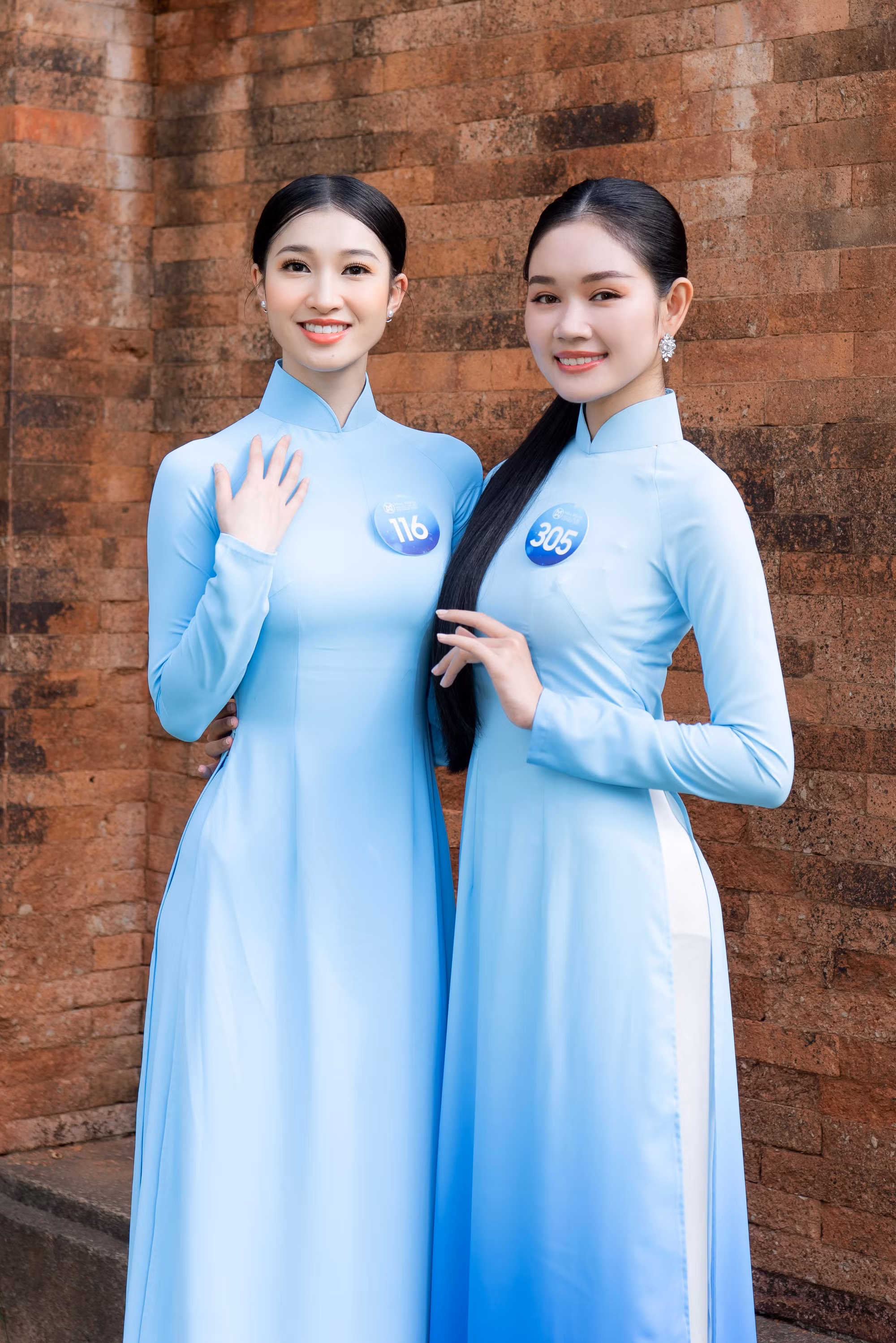 Tại đây, các thí sinh đã có dịp ngắm nhìn di tích lịch sử lâu đời tọa lạc tại thành phố Quy Nhơn và cũng có cơ hội thắp hương với mong muốn có thể gửi gắm sự tôn kính dành cho vùng đất xinh đẹp này. Tại đây, các thí sinh đã có dịp ngắm nhìn di tích lịch sử lâu đời tọa lạc tại thành phố Quy Nhơn và cũng có cơ hội thắp hương với mong muốn có thể gửi gắm sự tôn kính dành cho vùng đất xinh đẹp này.
