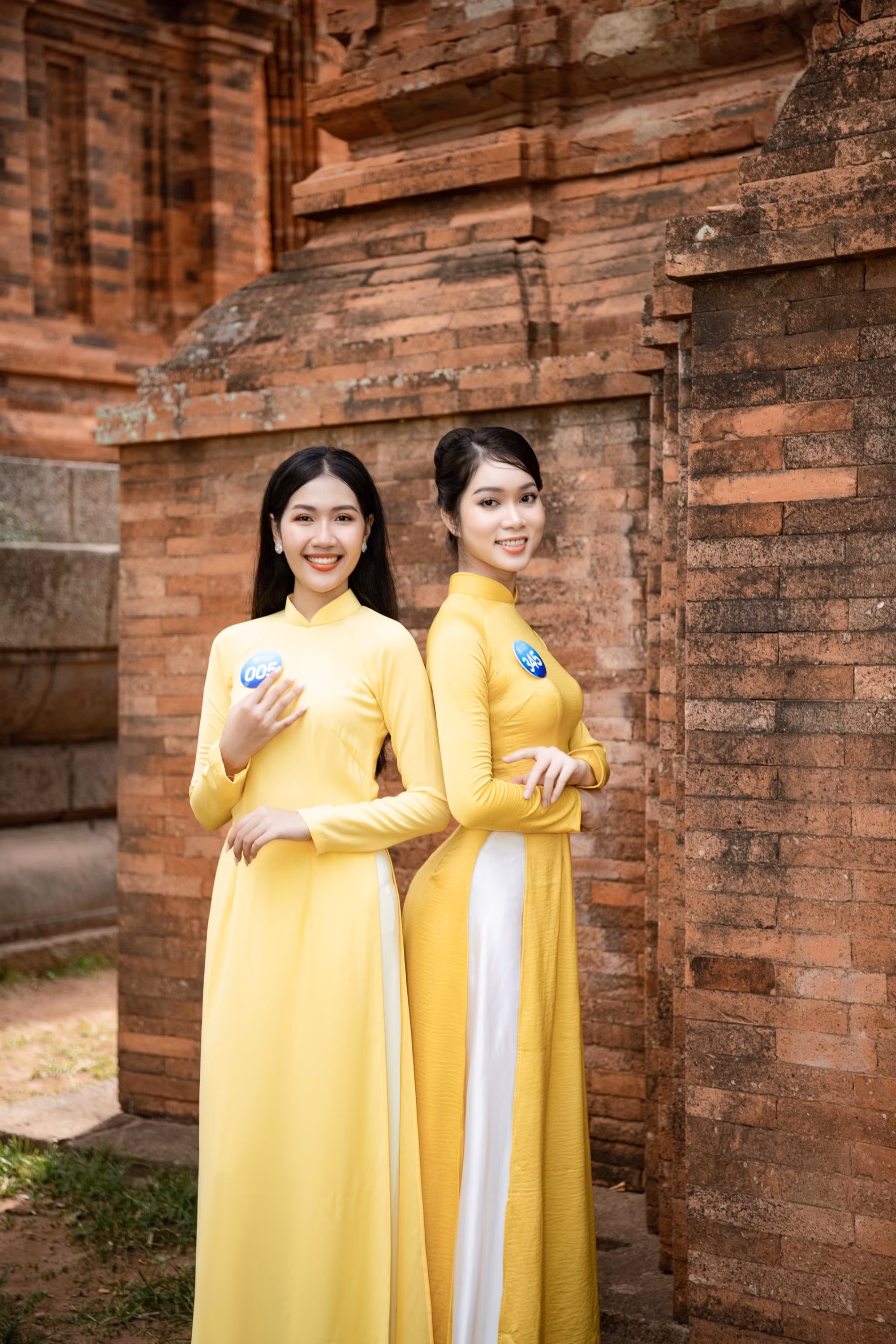 Cùng hội tụ và ghé thăm Tháp đôi - một trong những địa điểm du lịch nổi tiếng của Quy Nhơn, các thí sinh chọn trang phục áo dài nền nã. Cùng hội tụ và ghé thăm Tháp đôi - một trong những địa điểm du lịch nổi tiếng của Quy Nhơn, các thí sinh chọn trang phục áo dài nền nã.