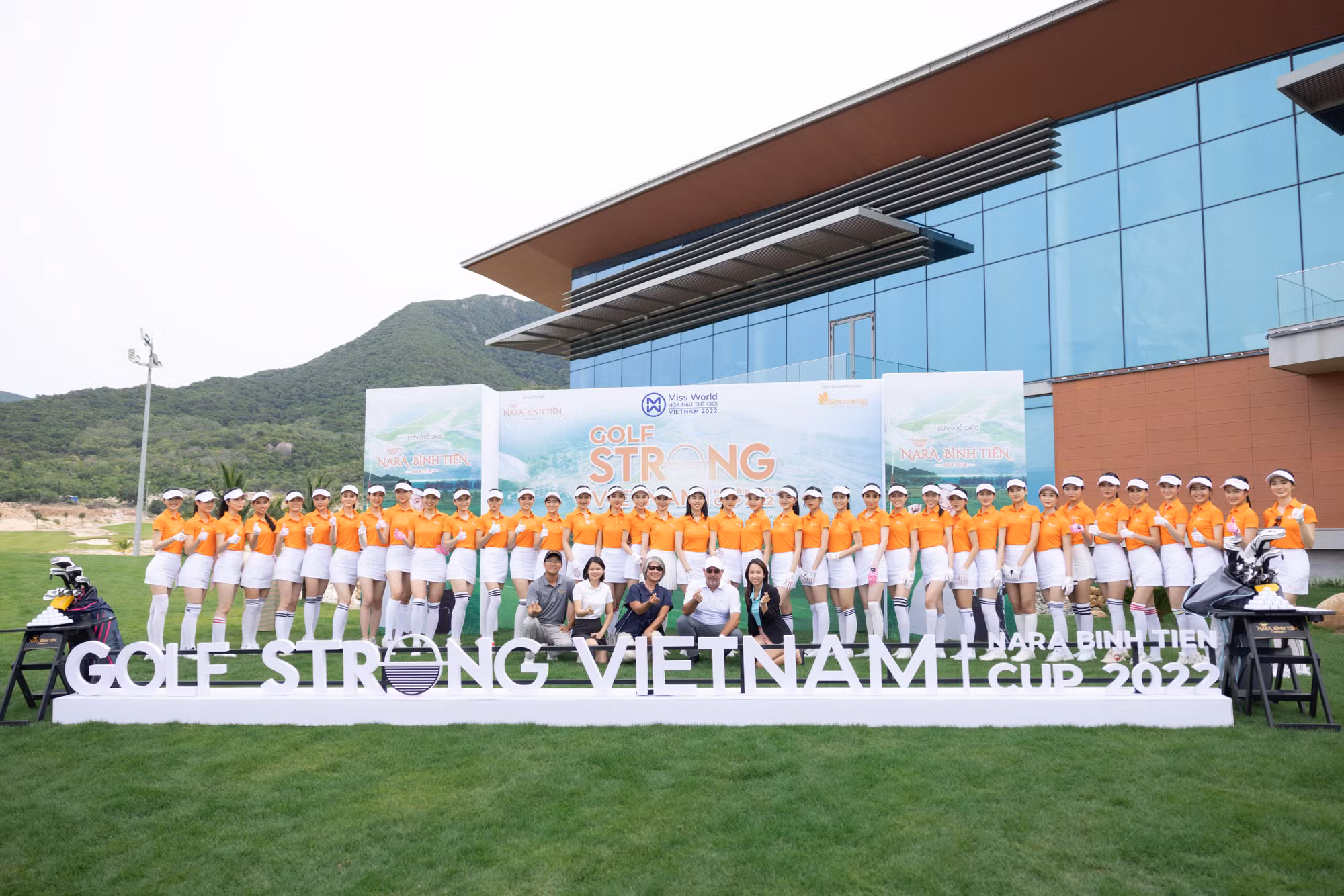 Top 38 thí sinh Miss World Vietnam 2022 đọ dáng trên sân golf