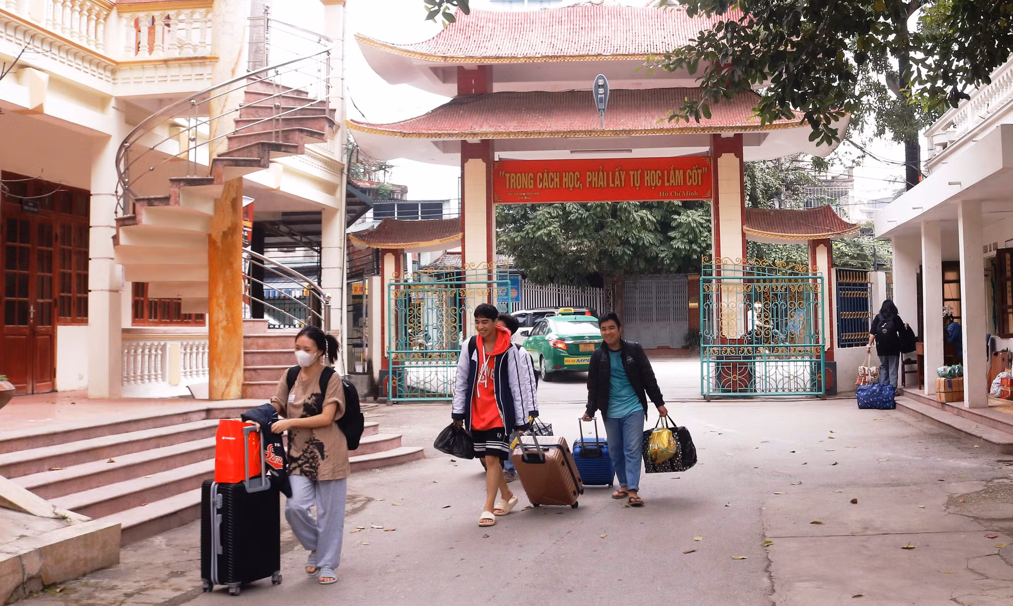 Học sinh Trường THPT Dân tộc Nội trú tỉnh Thanh Hóa vẫn "lỉnh kỉnh" mang theo đồ đạc trở lại trường học. Ảnh: VT