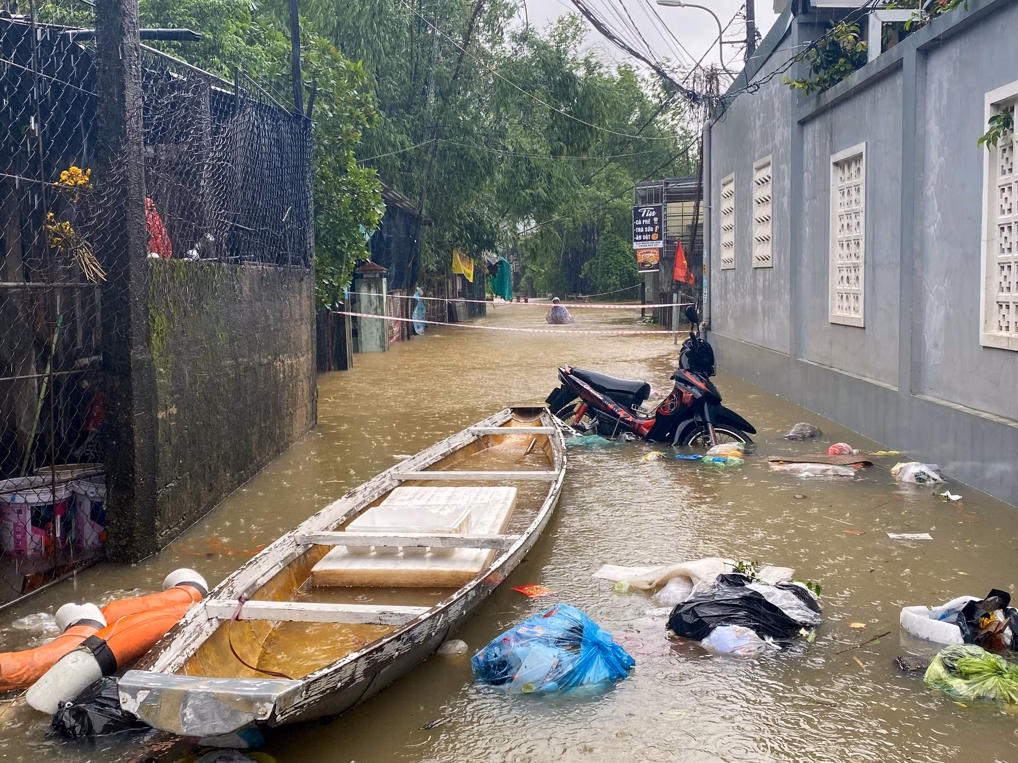 Khu vực đầu đường Nguyễn Hữu Cảnh tiếp tục bị chặn, những người dân, sinh viên sinh sống quanh khu vực này bị ảnh hưởng sinh hoạt và học tập. Khu vực đầu đường Nguyễn Hữu Cảnh tiếp tục bị chặn, những người dân, sinh viên sinh sống quanh khu vực này bị ảnh hưởng sinh hoạt và học tập.