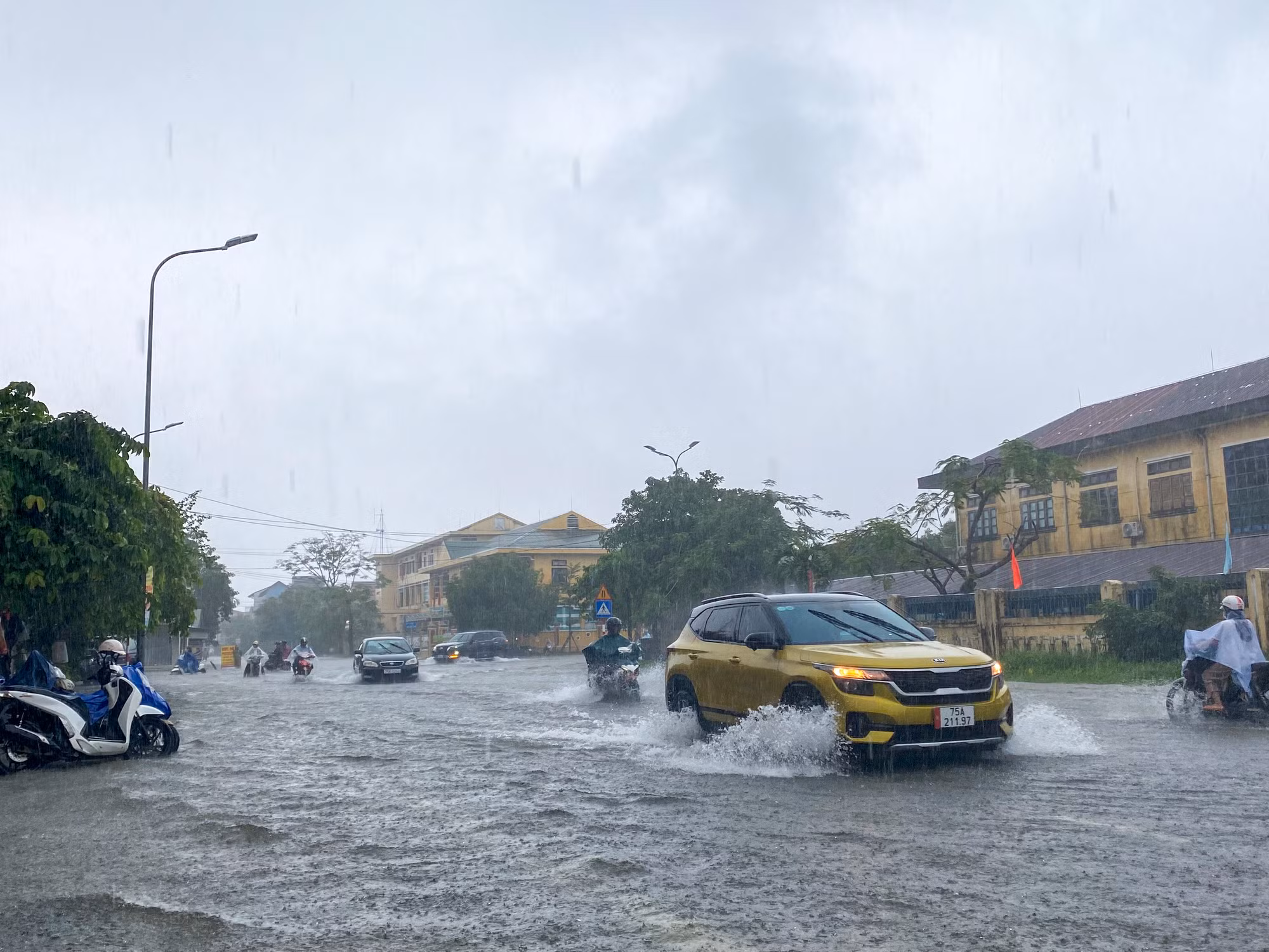 Do ảnh hưởng của hoàn lưu áp thấp nhiệt đới, từ đêm 17 - 18/10, trên địa bàn tỉnh Thừa Thiên - Huế có mưa to đến rất to. Do ảnh hưởng của hoàn lưu áp thấp nhiệt đới, từ đêm 17 - 18/10, trên địa bàn tỉnh Thừa Thiên - Huế có mưa to đến rất to.
