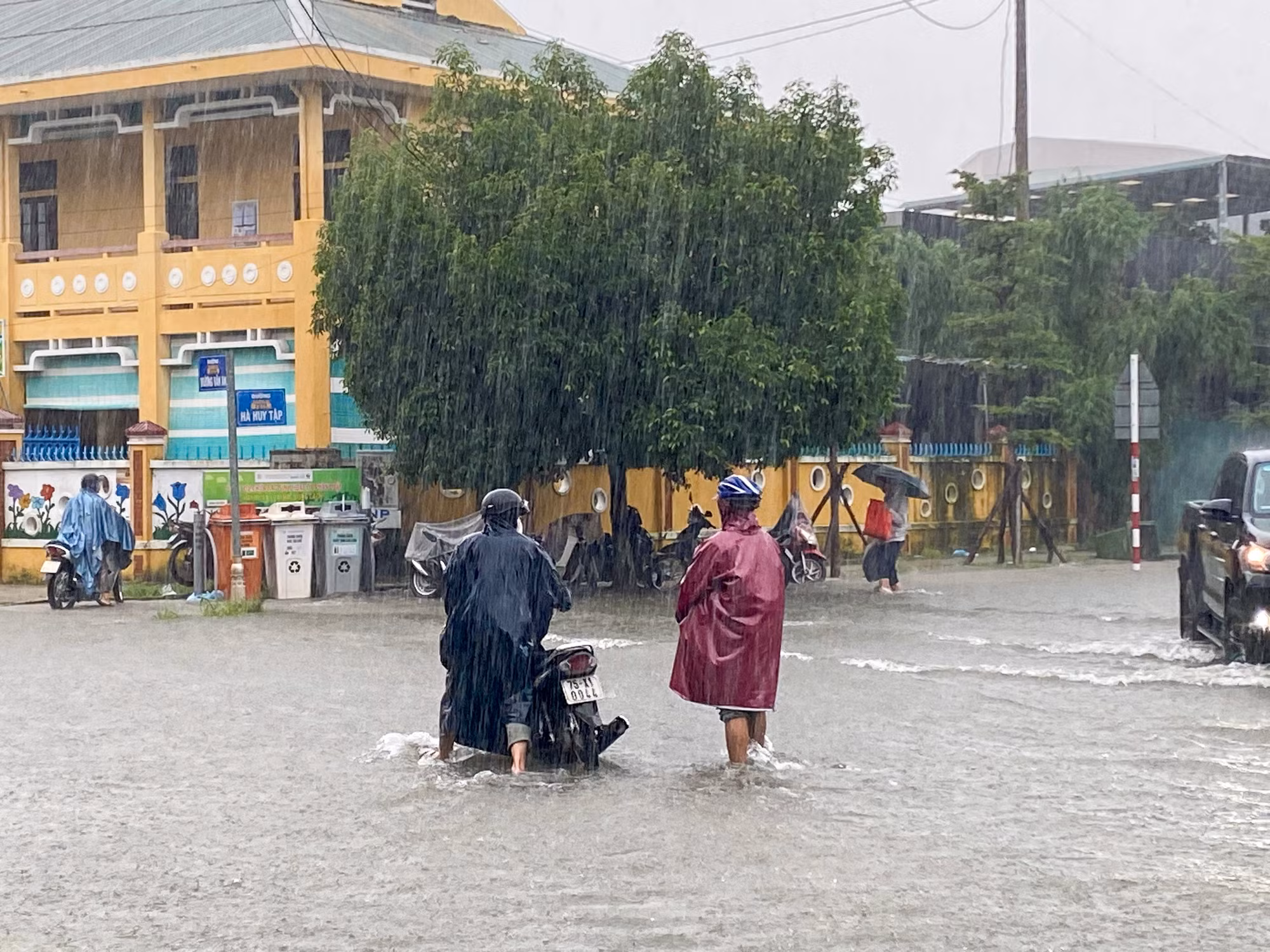 Nhiều xe bị chết máy trên các tuyến đường ngập. Nhiều xe bị chết máy trên các tuyến đường ngập.