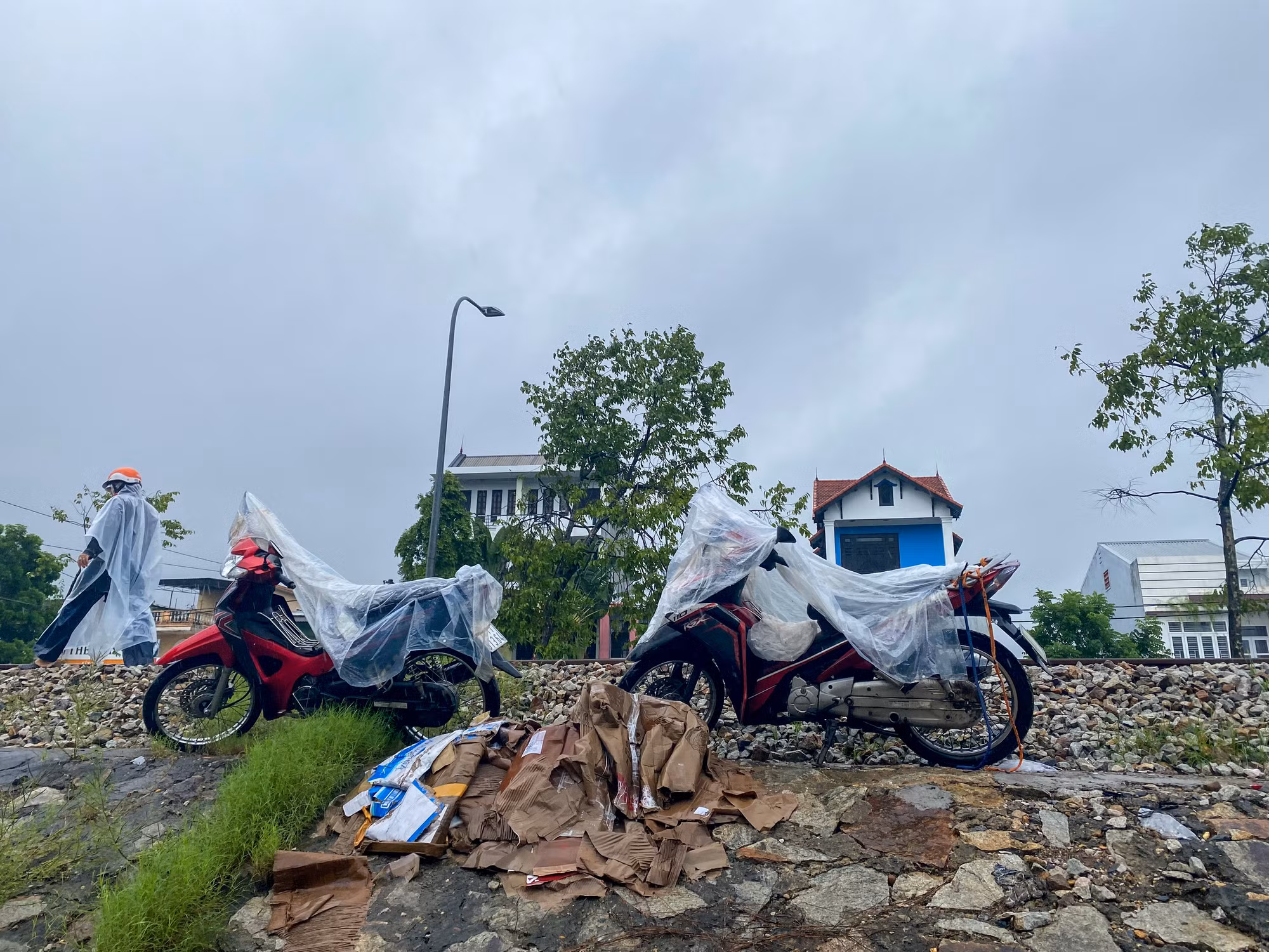 Nhiều xe máy của người dân, sinh viên được đưa lên khu vực đường ray để tránh lụt. Nhiều xe máy của người dân, sinh viên được đưa lên khu vực đường ray để tránh lụt.