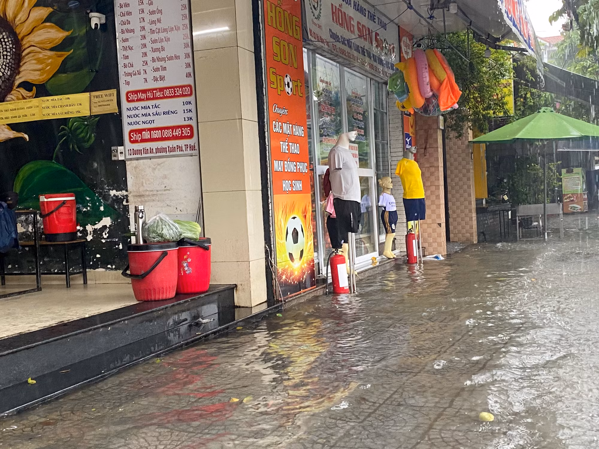 Nước vào gần sát mép các quán ăn, cửa hàng kinh doanh tại đường Dương Văn An, TP Huế. Nước vào gần sát mép các quán ăn, cửa hàng kinh doanh tại đường Dương Văn An, TP Huế.