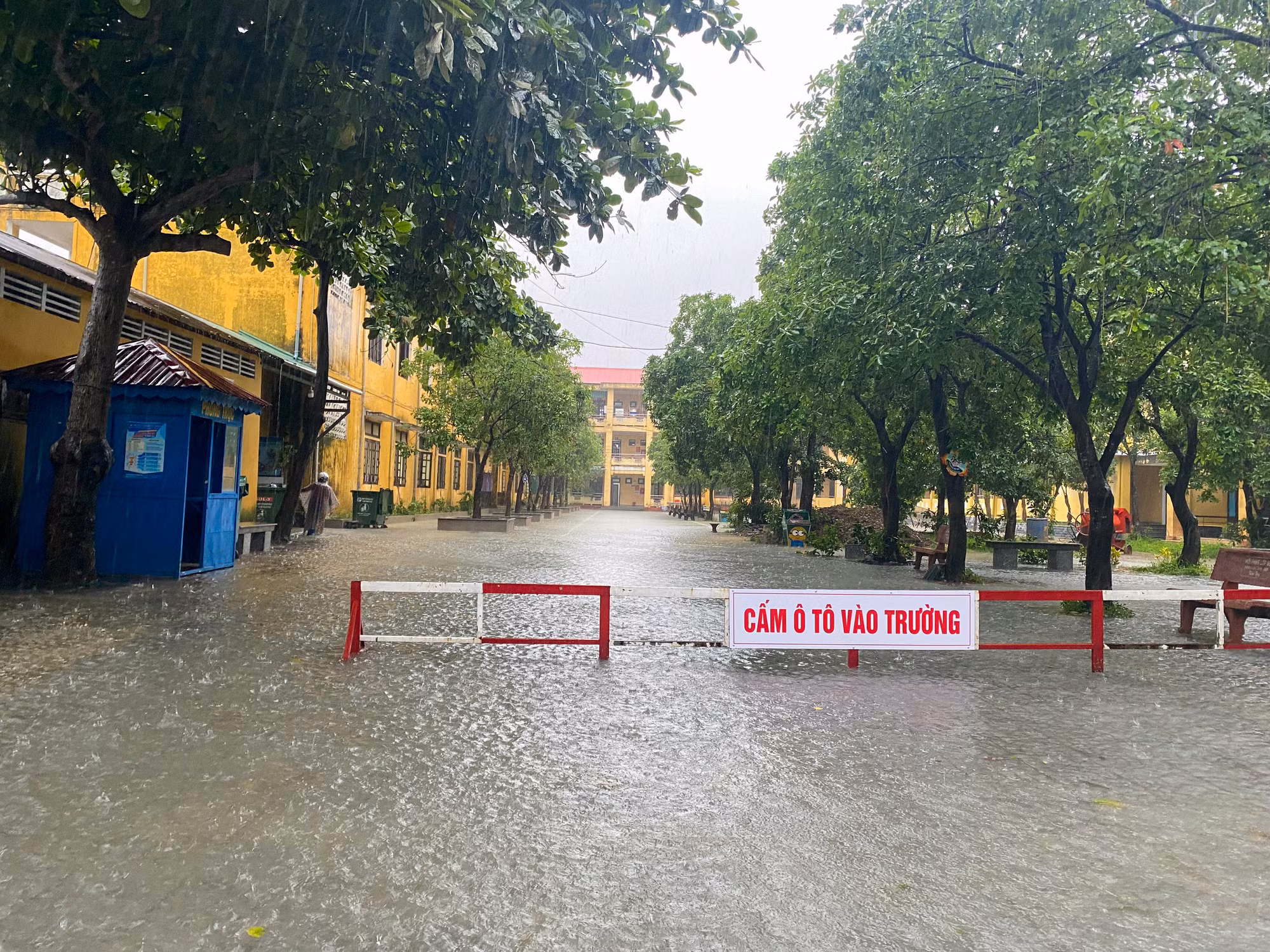 Nước ngập vào sân Trường THCS Chu Văn An, TP Huế. Nước ngập vào sân Trường THCS Chu Văn An, TP Huế.