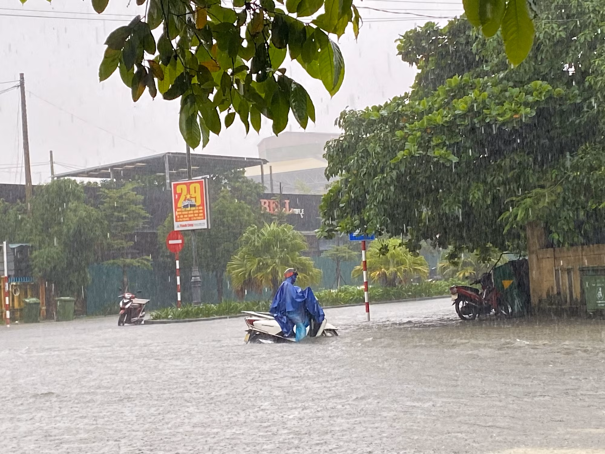 Cơn mưa kéo dài khiến cuộc sống sinh hoạt của người dân bị ảnh hưởng, hàng loạt xe chết máy trên đường. Cơn mưa kéo dài khiến cuộc sống sinh hoạt của người dân bị ảnh hưởng, hàng loạt xe chết máy trên đường.