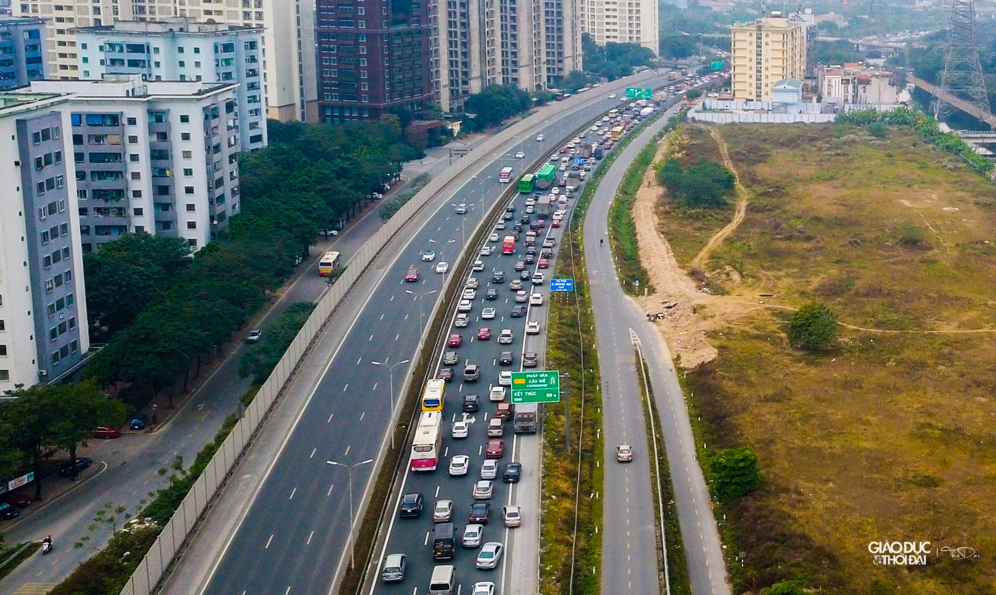 Hàng dài xe ô tô nối đuôi nhau kéo dài cả km theo hướng về nội thành.
