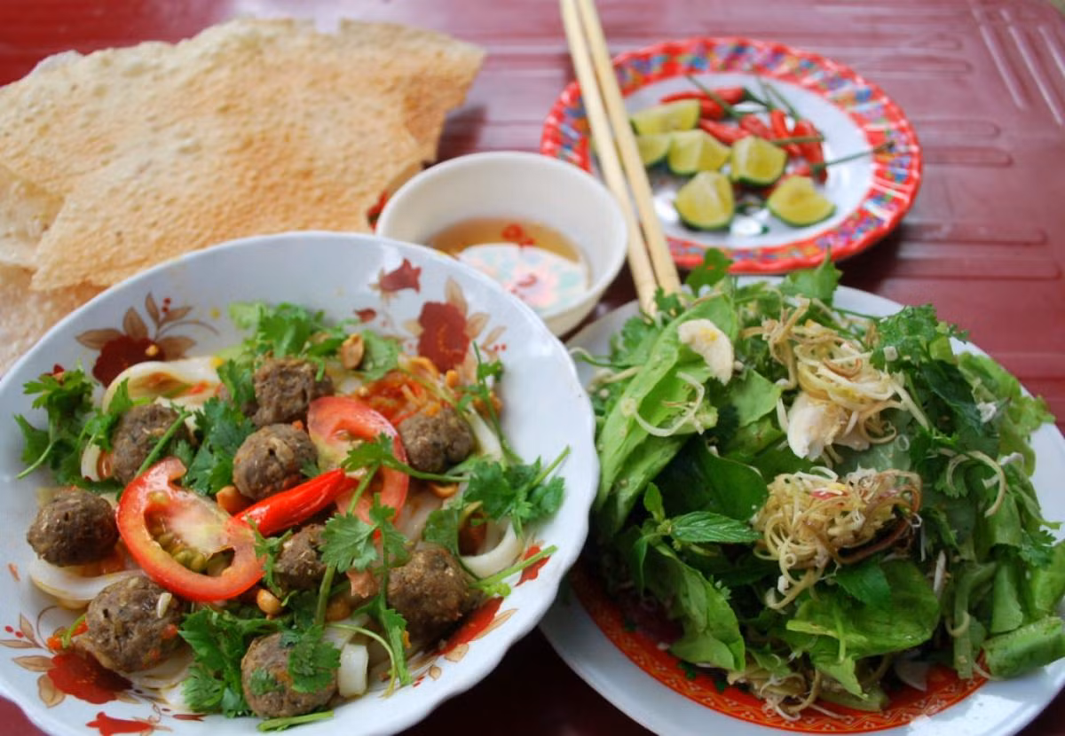 Món đặc sản mì Quảng cá mòi sông bên bờ sông Thu Bồn.