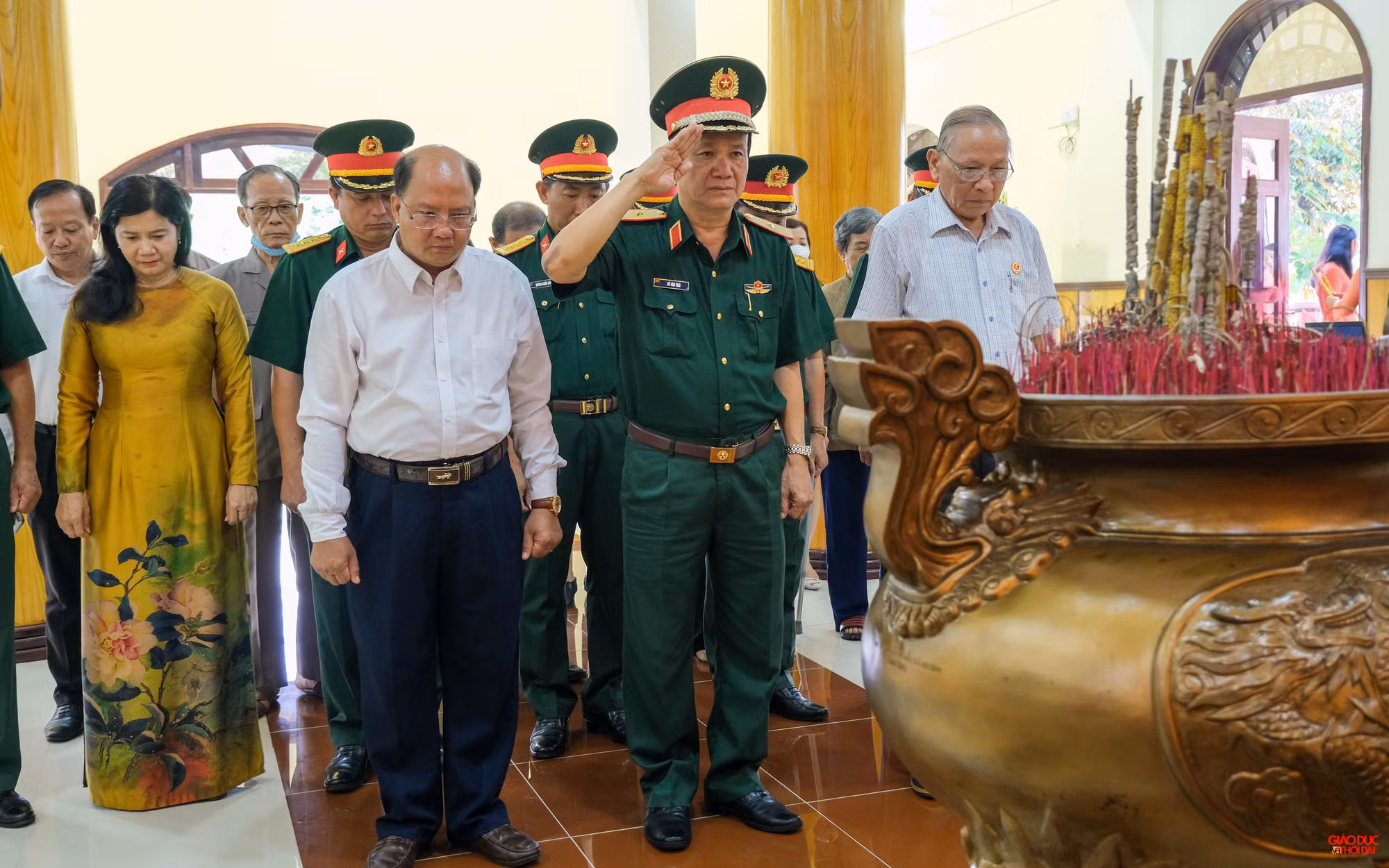 Các đại biểu đến tri ân tại khu tưởng niệm Chủ tịch Hồ Chí Minh tại Bảo tàng Quân khu 9 Các đại biểu đến tri ân tại khu tưởng niệm Chủ tịch Hồ Chí Minh tại Bảo tàng Quân khu 9