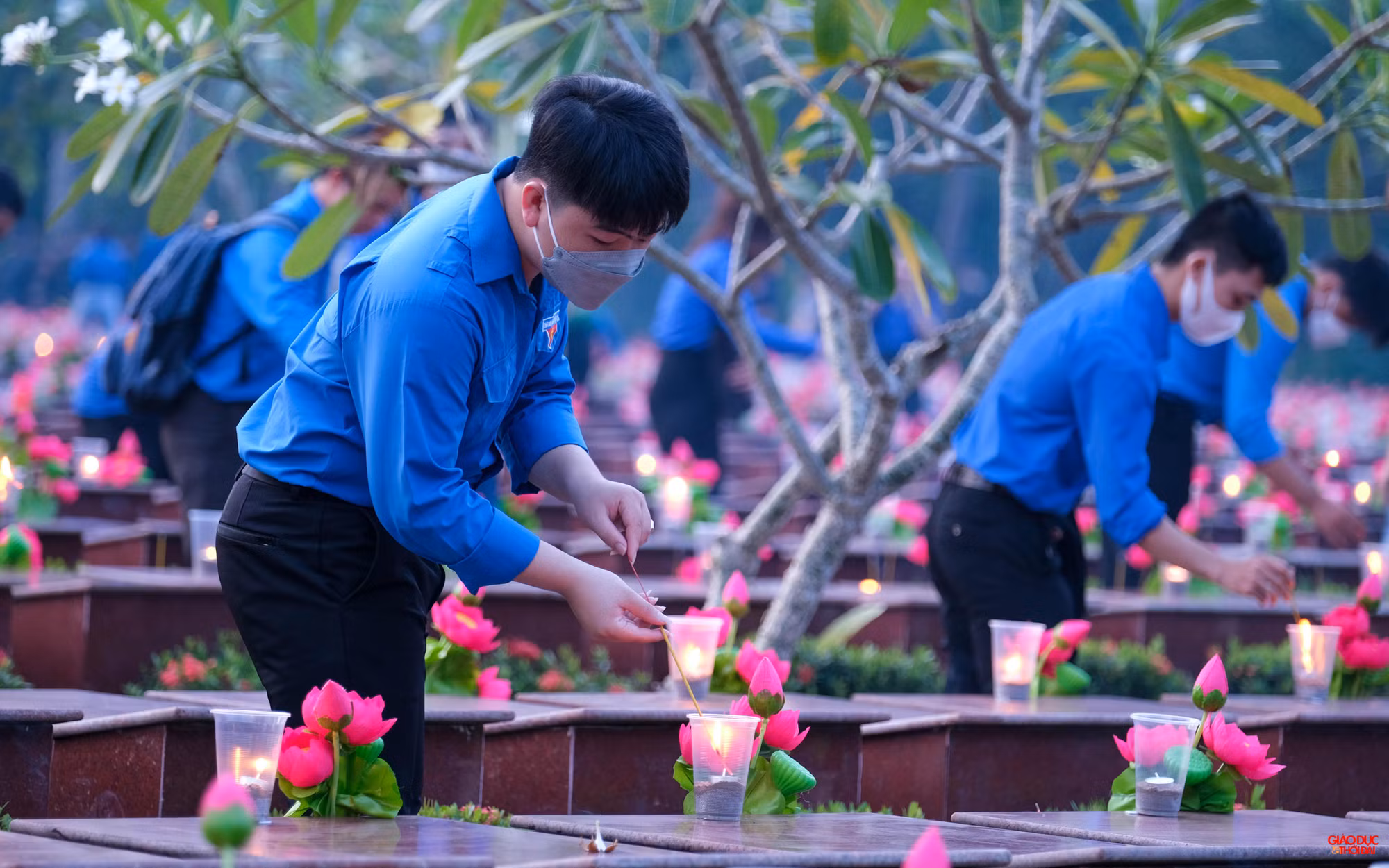 Hơn 1.000 đoàn viên thanh niên tham gia thắp nến tri ân anh hùng liệt sĩ.
