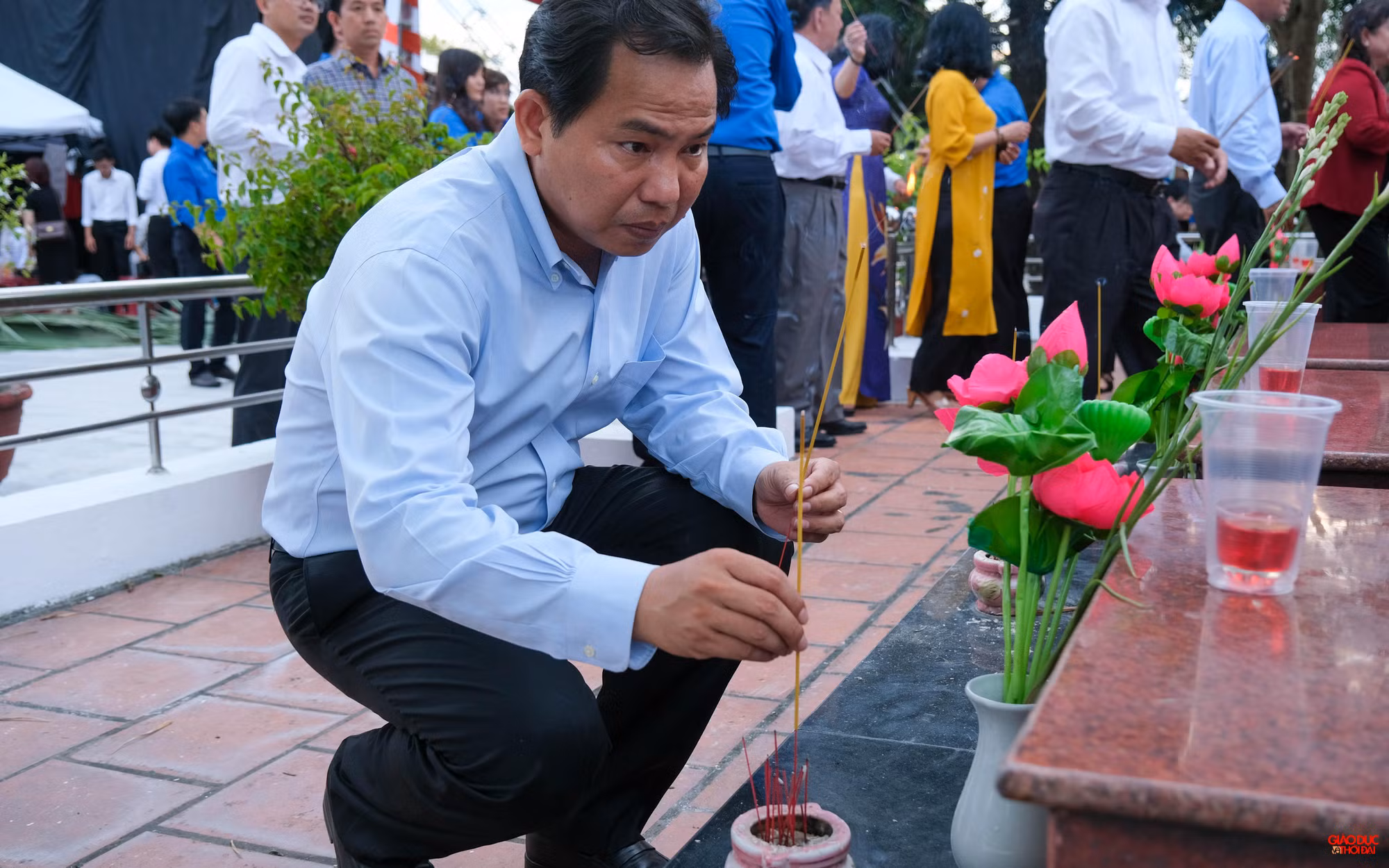 Sau lễ dâng hương và dâng hoa, Lãnh đạo thành phố cùng các đại biểu đến viếng các phần mộ anh hùng liệt sĩ tại nghĩa trang.