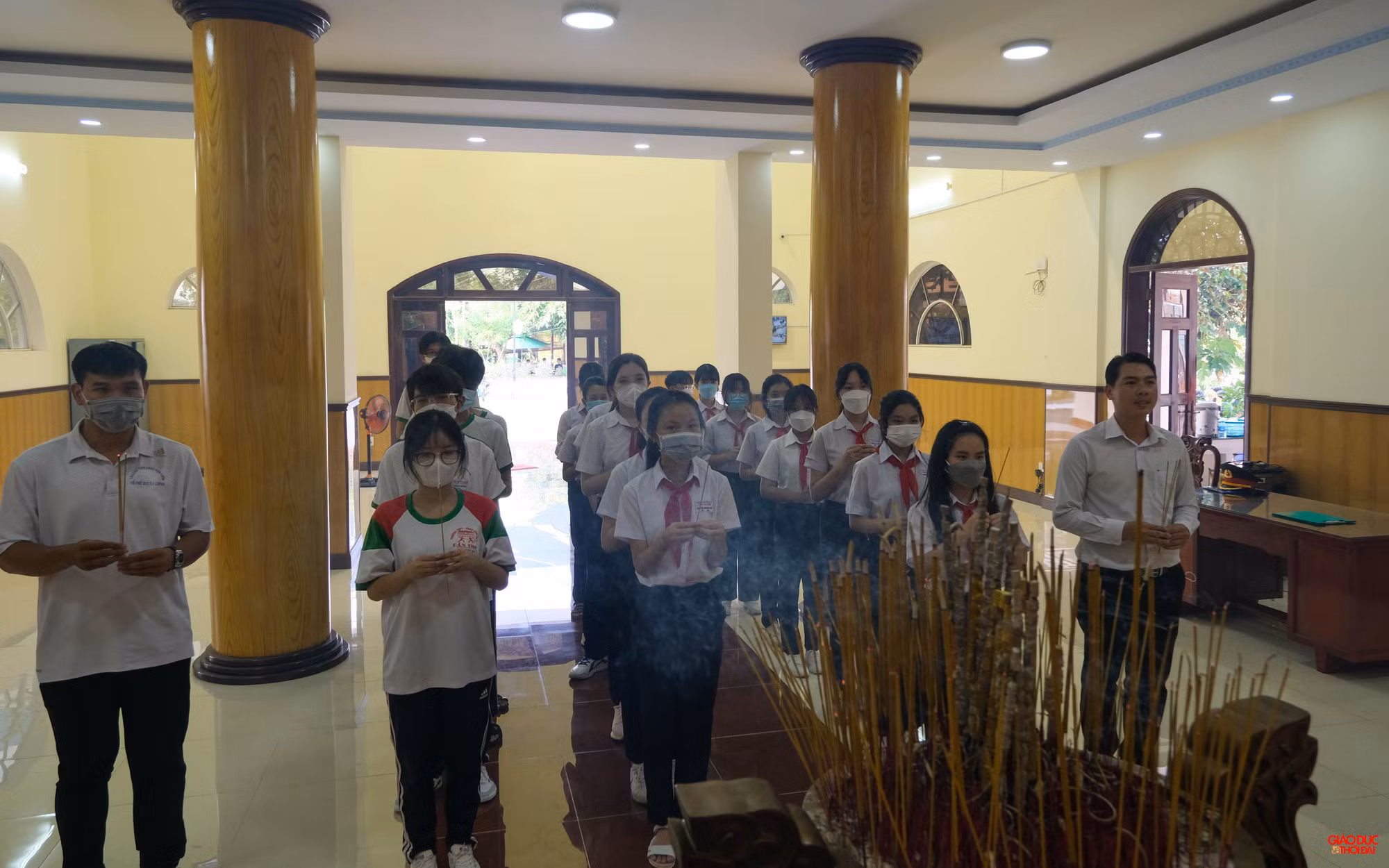 Tham gia triển lãm còn có hơn 30 học sinh của trường THCS Đoàn Thị Điểm và THPT Châu Văn Liêm đến thắp hương và tham quan tại khu triển lãm. Tham gia triển lãm còn có hơn 30 học sinh của trường THCS Đoàn Thị Điểm và THPT Châu Văn Liêm đến thắp hương và tham quan tại khu triển lãm.