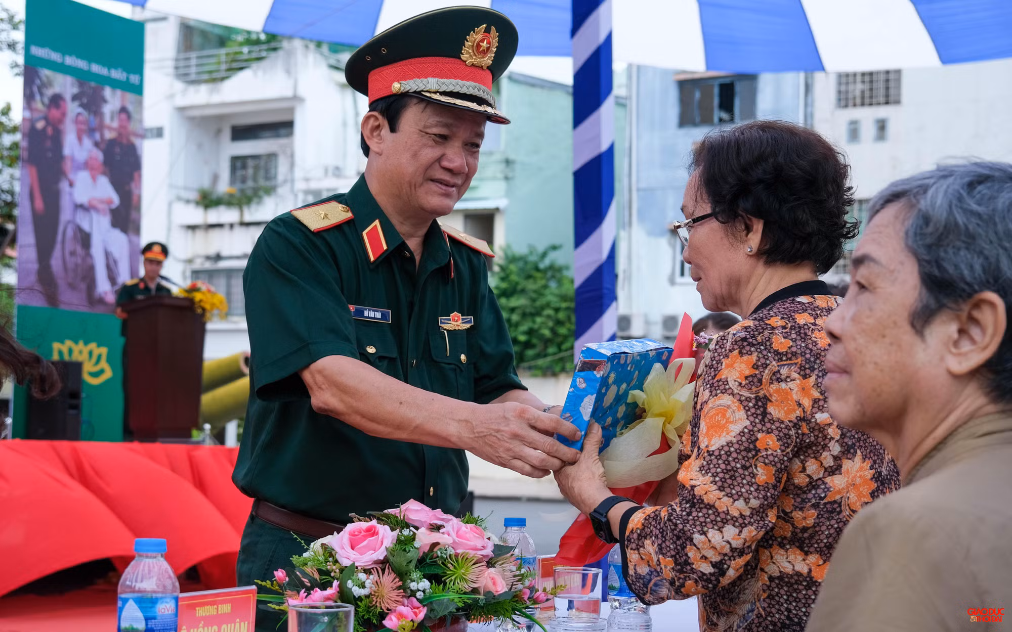 Thiếu tướng Hồ Văn Thái, Chính ủy Quân khu 9 tặng hoa và quà cho các thương binh tại buổi lễ khai mạc triển lãm. Thiếu tướng Hồ Văn Thái, Chính ủy Quân khu 9 tặng hoa và quà cho các thương binh tại buổi lễ khai mạc triển lãm.