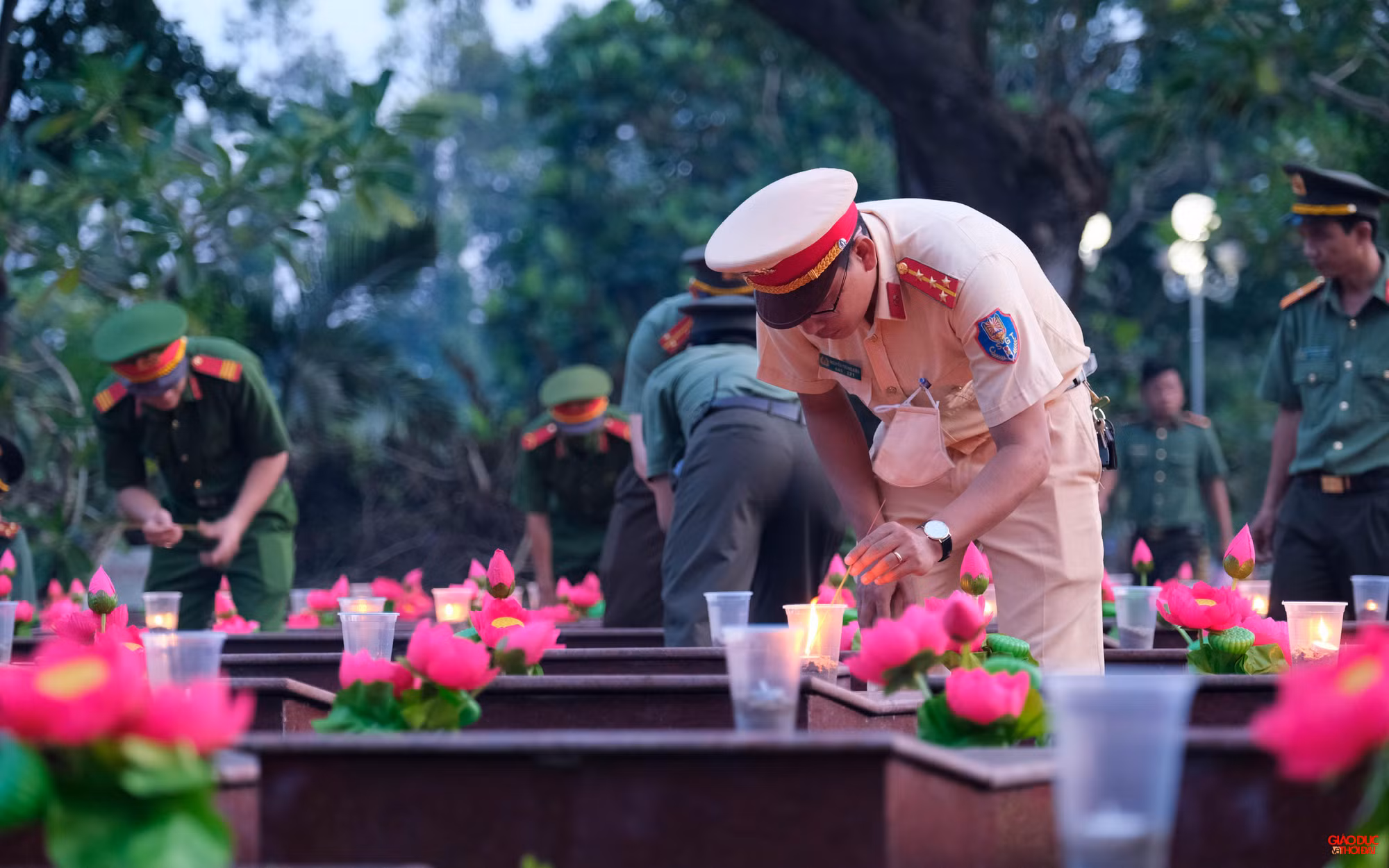 Công an giao thông cùng tham gia tri ân các anh hùng, liệt sĩ