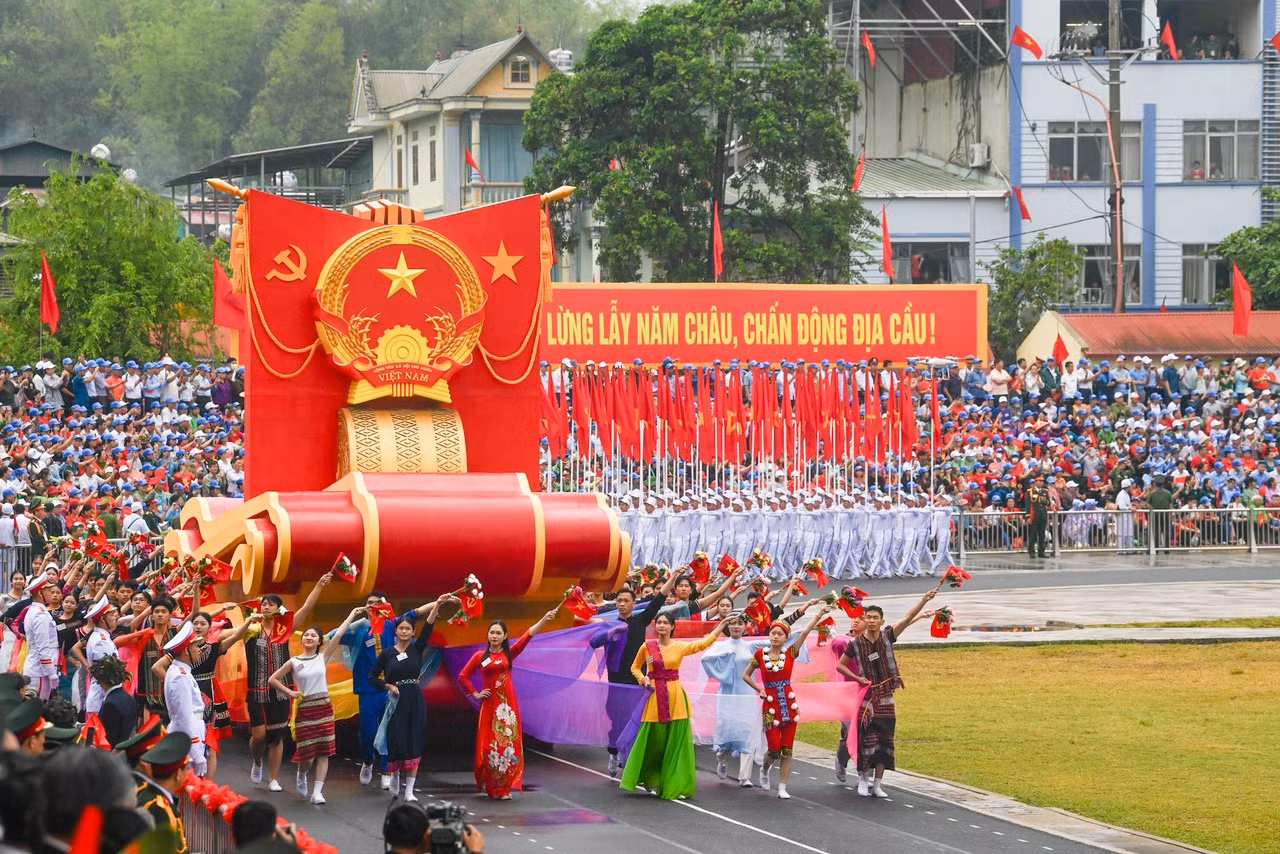 Quốc huy nước Cộng hòa xã hội chủ nghĩa Việt Nam được đặt trên biểu tượng Rồng thiêng, vươn mình bay lên, thể hiện ý chí, khát vọng của dân tộc Việt Nam. 