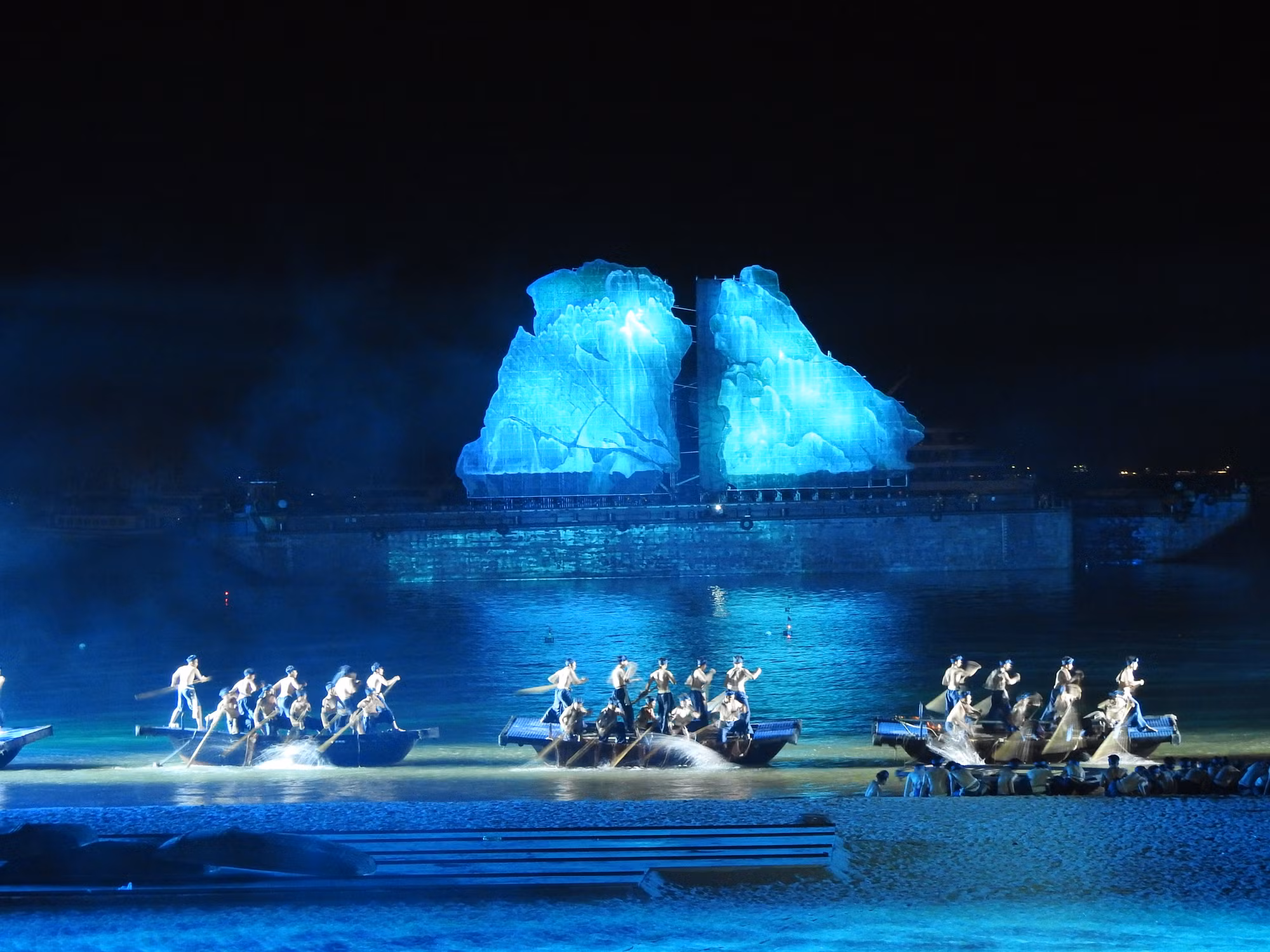 Carnaval Hạ Long 2024 có những nét mới hấp dẫn, đổi mới và đặc sắc với những vở diễn nghệ thuật thực cảnh và Carnaval trên biển đầu tiên tại Việt Nam.