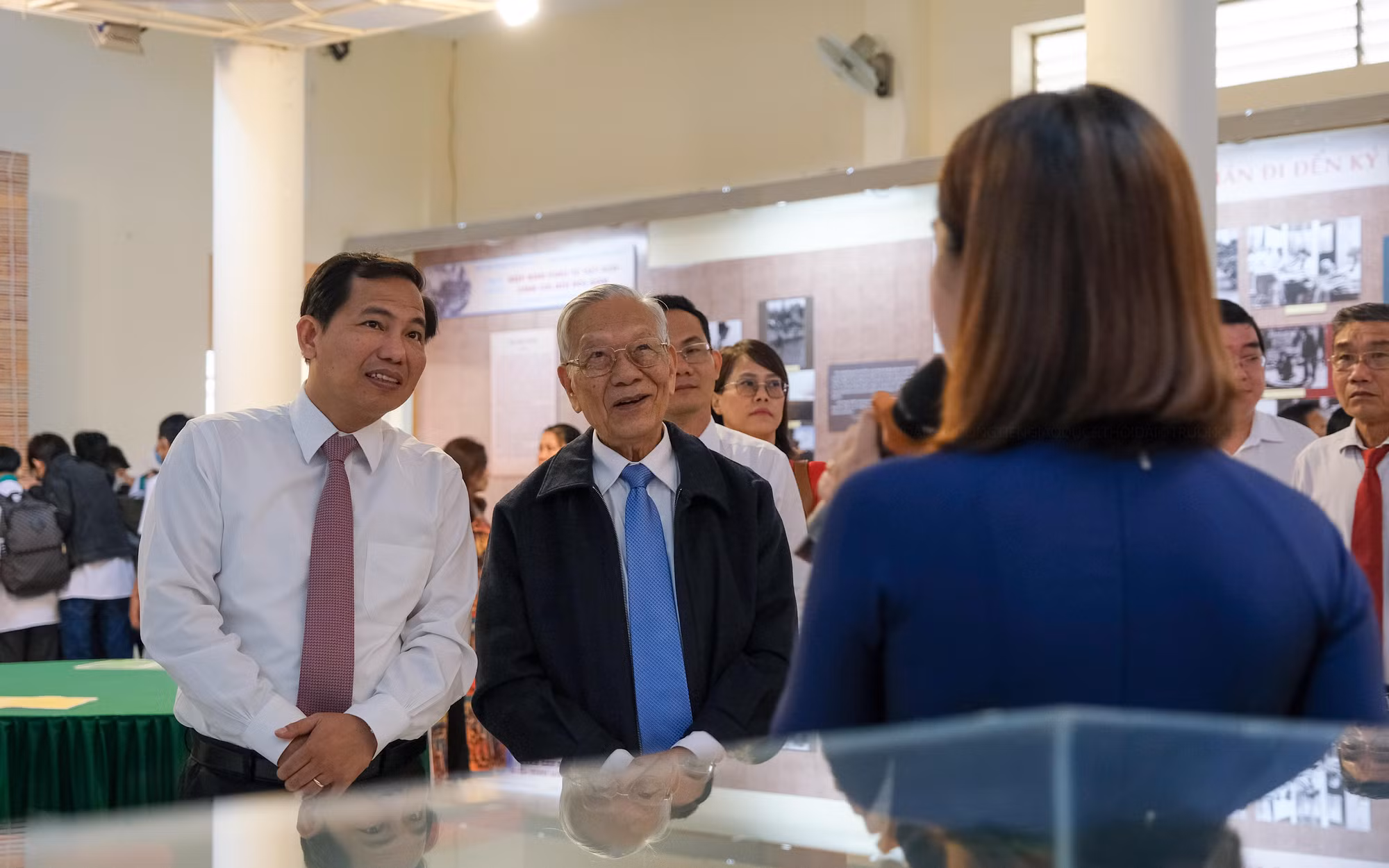 Các đại biểu được hướng dẫn viên kể lại những câu chuyện về thời kỳ đấu tranh gian khổ, lâu dài và toàn diện của nhân dân Việt Nam, trong quá trình đàm phán, ký kết và thi hành Hiệp định Paris.