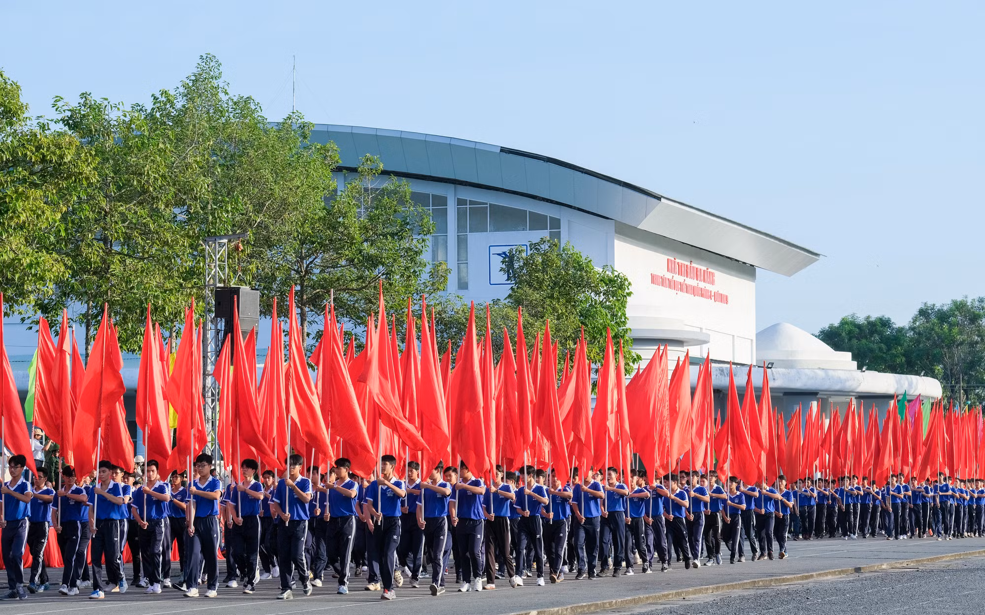 Đoàn cờ tiến vào khán đài hội thao.