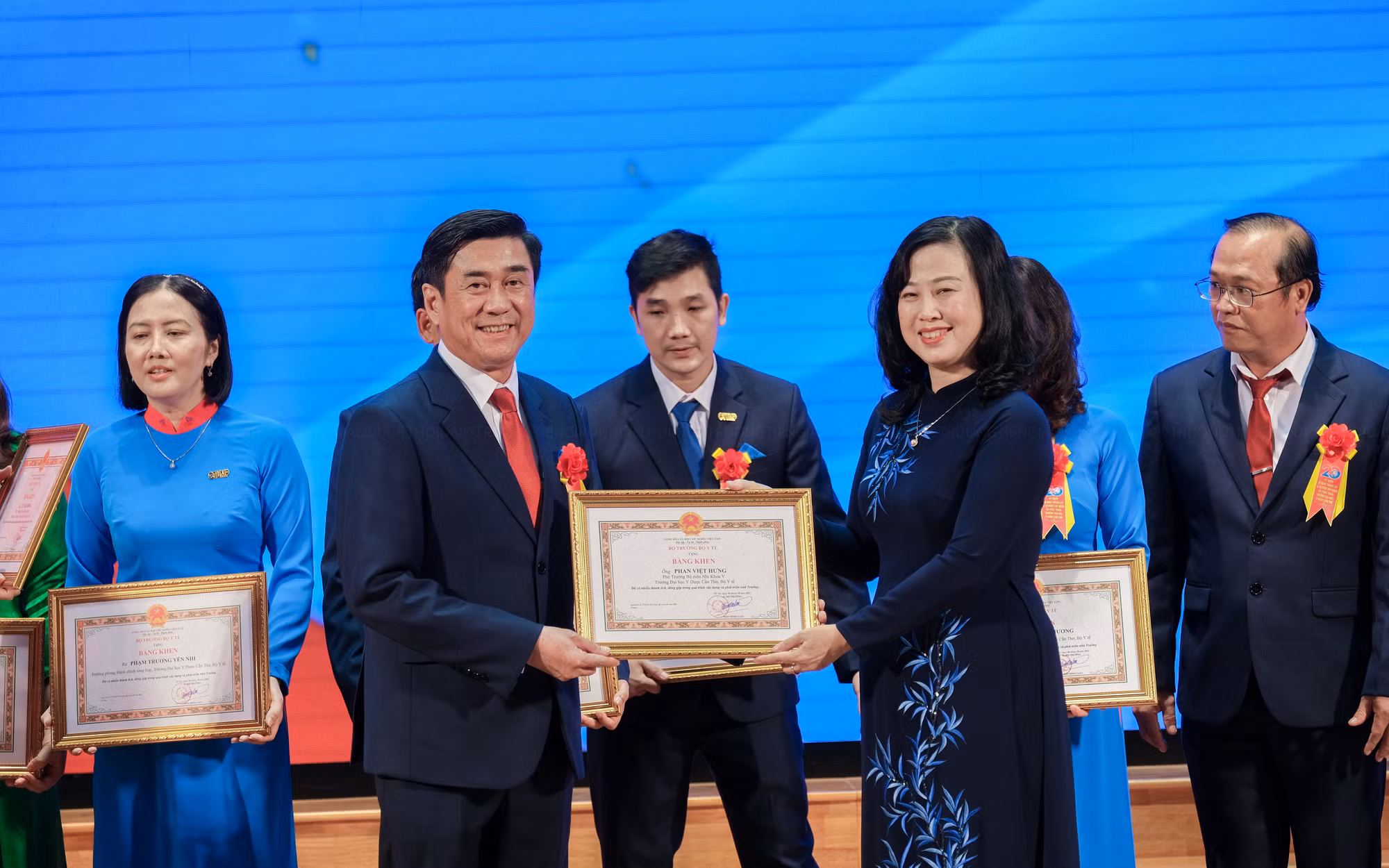 Bộ trưởng Bộ Y tế tặng 84 bằng khen cho 39 tập thể và 45 viên chức của trường. Bộ trưởng Bộ Y tế tặng 84 bằng khen cho 39 tập thể và 45 viên chức của trường.