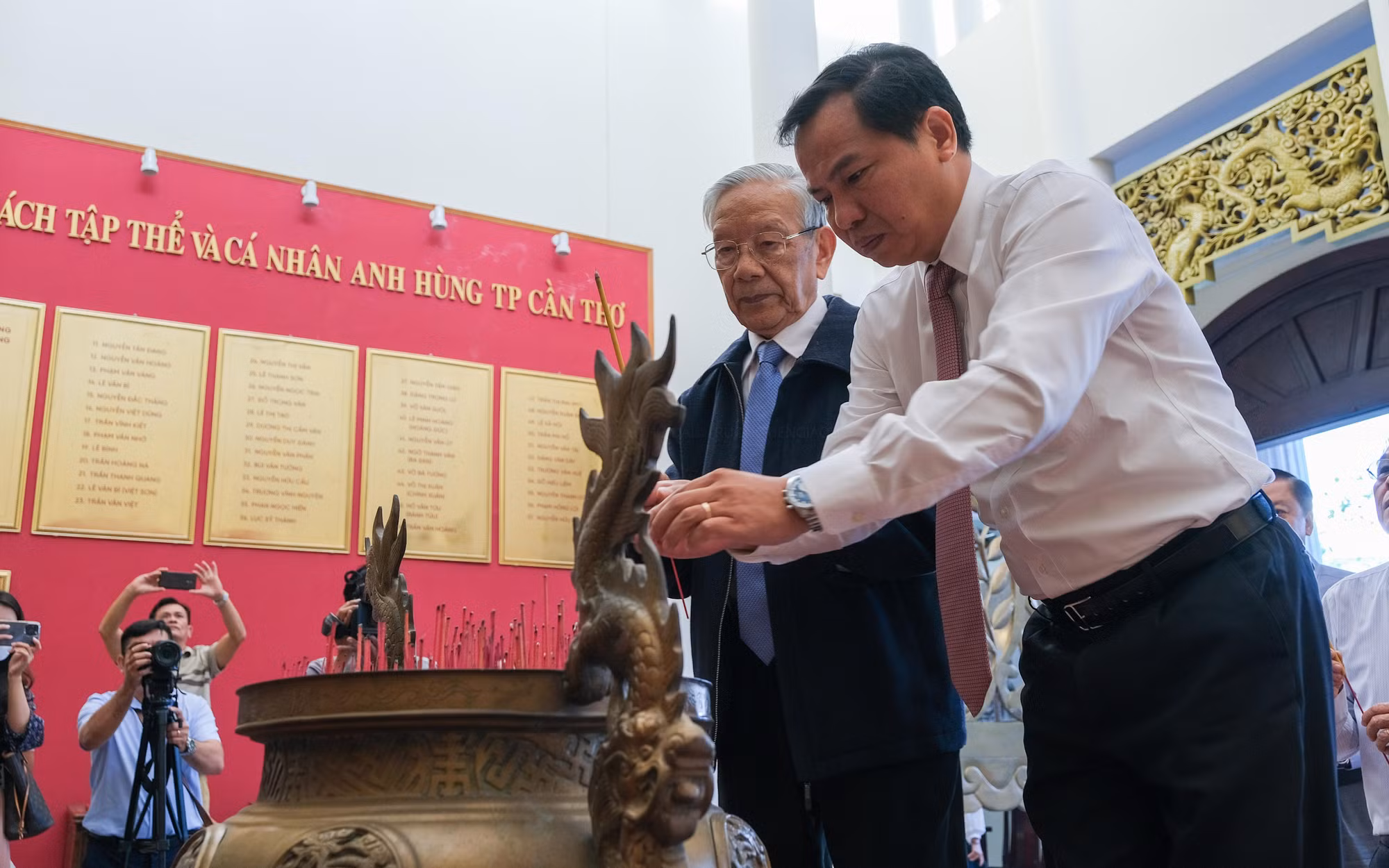 Tham dự triển lãm có ông Lê Quang Mạnh - Bí thư Thành ủy Cần Thơ cùng lãnh đạo HĐND, UBND, Sở ban ngành và các nguyên lãnh đạo thành phố.