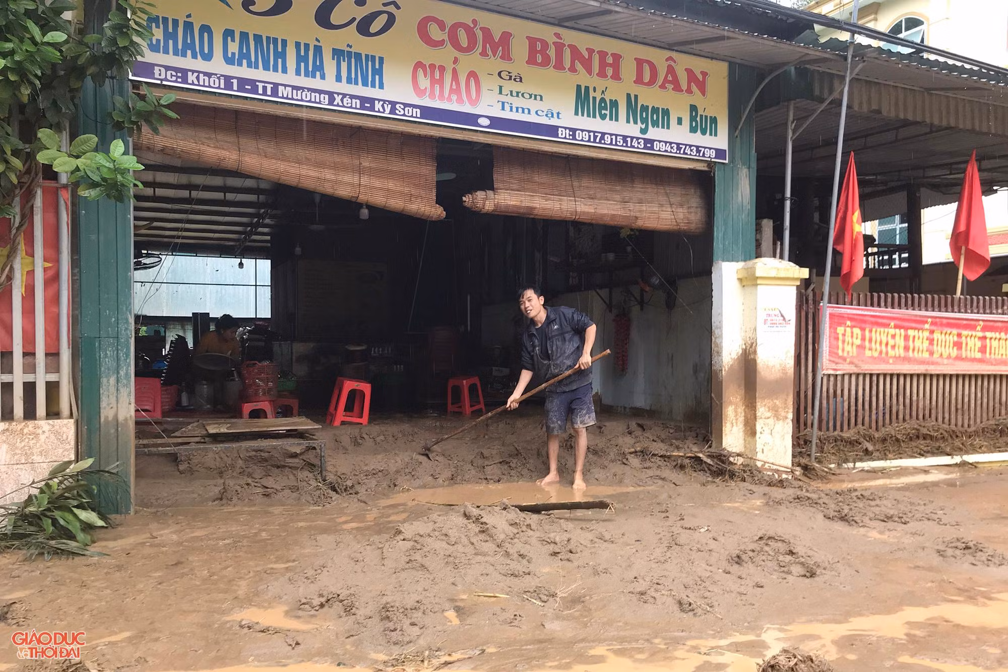 Kỳ Sơn là huyện miền núi khó khăn nhất của tỉnh Nghệ An, cách thành phố Vinh khoảng 300km. Hàng năm, vào mùa mưa địa phương này thường xuyên xảy ra lũ quét và sạt lở đất.