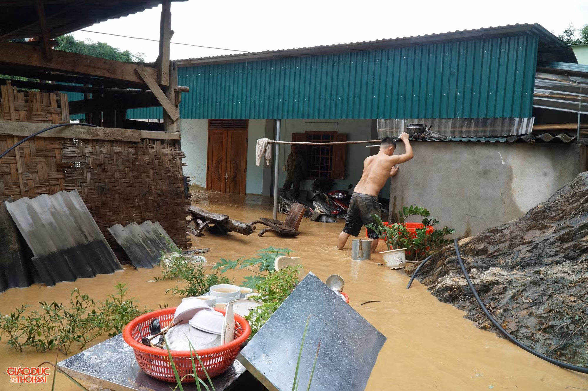 Là huyện miền núi khó khăn nhất của tỉnh Nghệ An, nhiều hộ dân ở Kỳ Sơn chỉ biết đứng nhìn, chấp nhận trắng tay sau khi trận lũ lớn tràn về cuốn đi hết tài sản trong nhà.