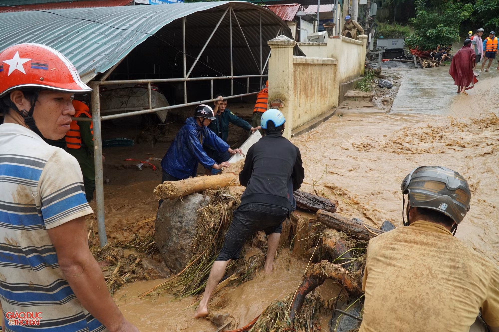 Trong hôm nay, chính quyền huyện Kỳ Sơn đã huy động toàn bộ lực lượng tham gia ứng cứu, giúp dân sơ tán người ra khỏi vùng nguy hiểm, vận chuyển đồ đạc đến nơi an toàn...