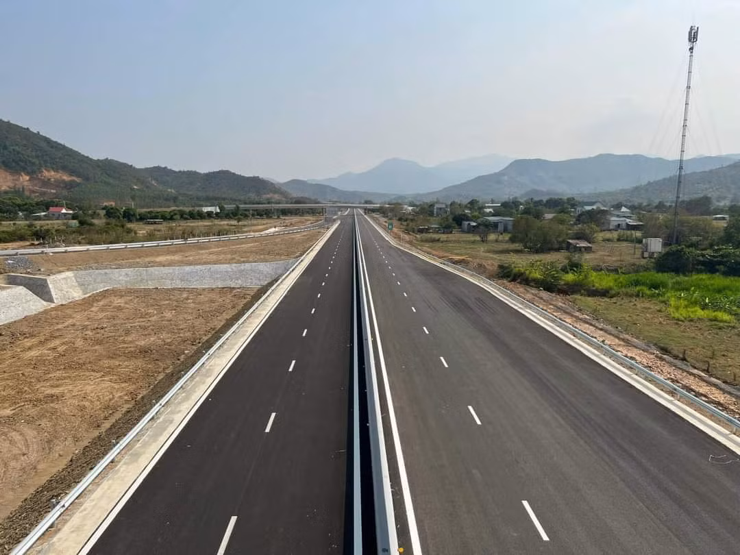 Cao tốc Nha Trang - Cam Lâm dài hơn 49km, khởi công tháng 9/2021, tổng kinh phí hơn 7.600 tỷ đồng. Dự án thực hiện theo hình thức đối tác công - tư (PPP), hợp đồng BOT (xây dựng - kinh doanh - chuyển giao).