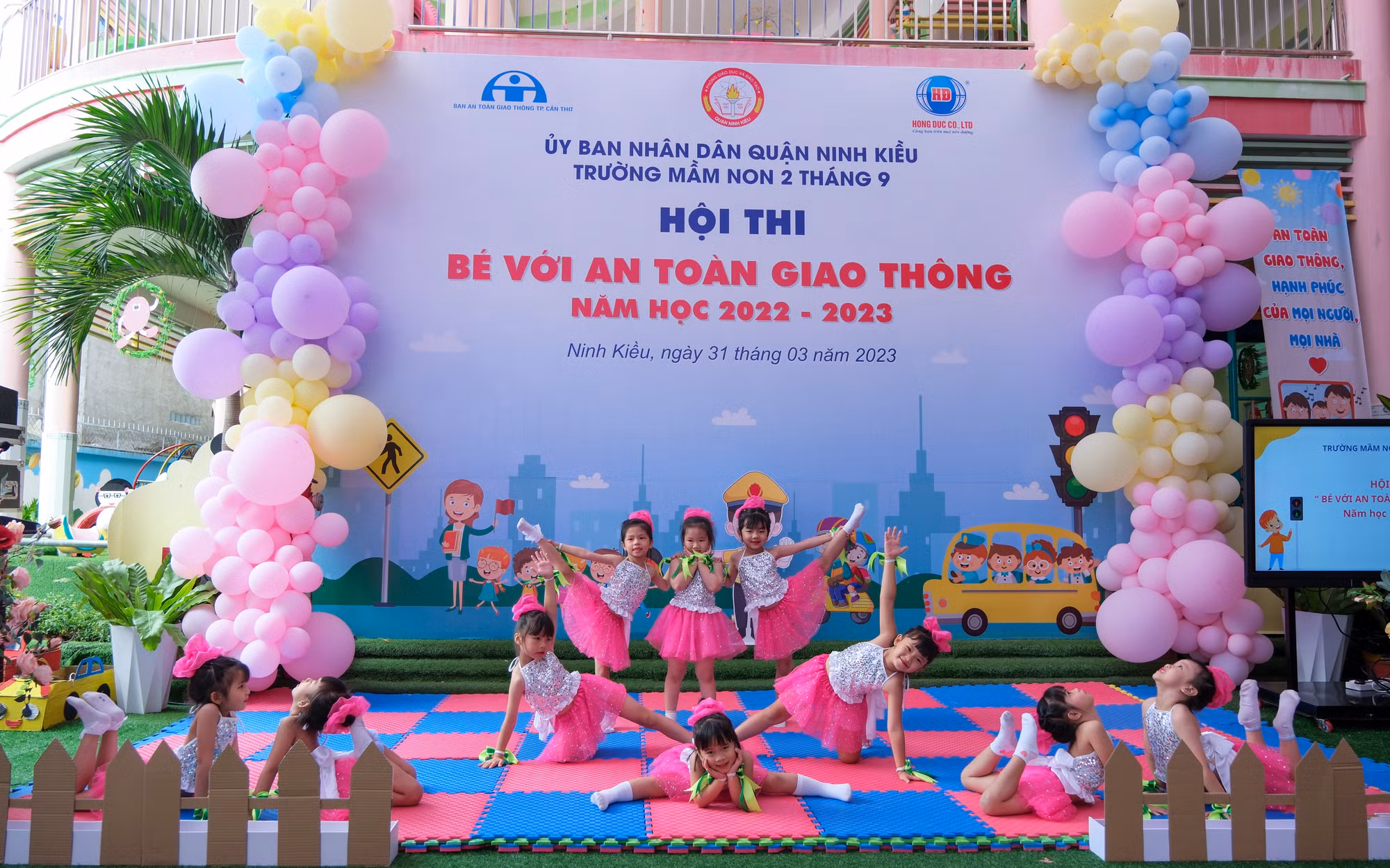 Tham gia hội thi còn có sự đồng hành cùng phụ huynh học sinh.