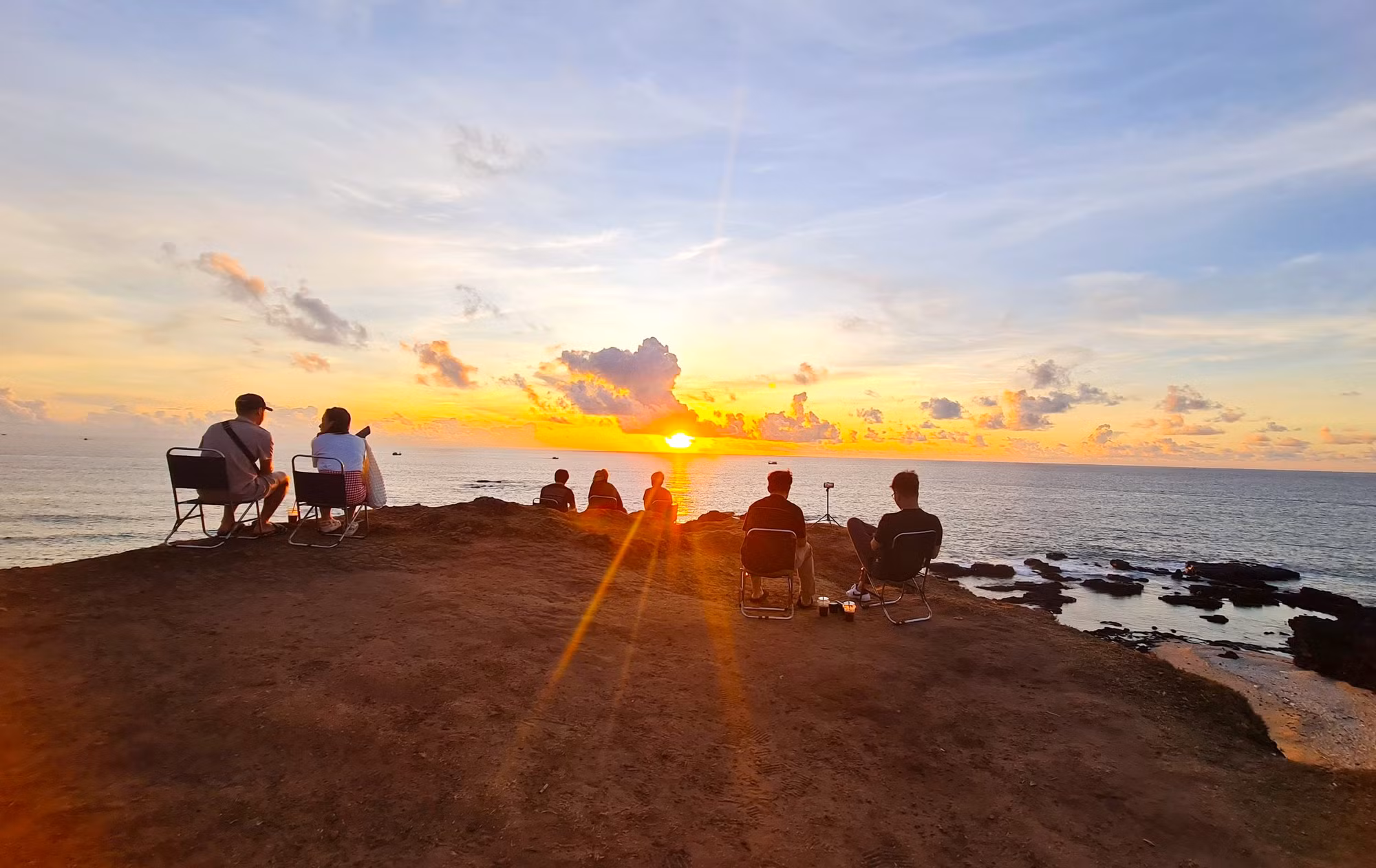 Với vẻ đẹp thơ mộng, dốc Phượt trở thành điểm check-in đón ánh bình minh ấn tượng trên đảo Phú Quý. 