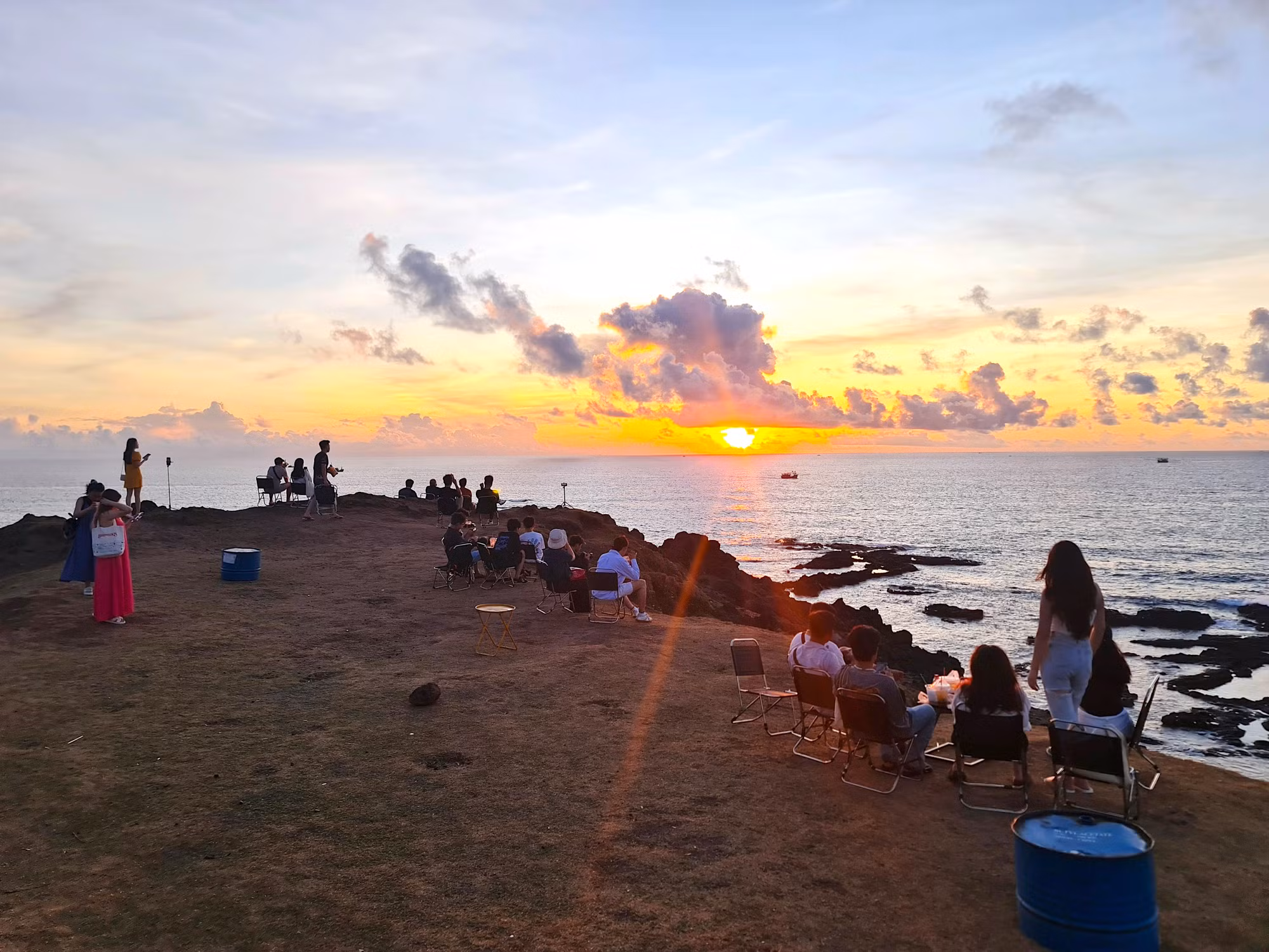 Bình minh hay hoàng hôn khu vực này luôn thu hút du khách, những tín đồ đam mê xê dịch, khám phá.