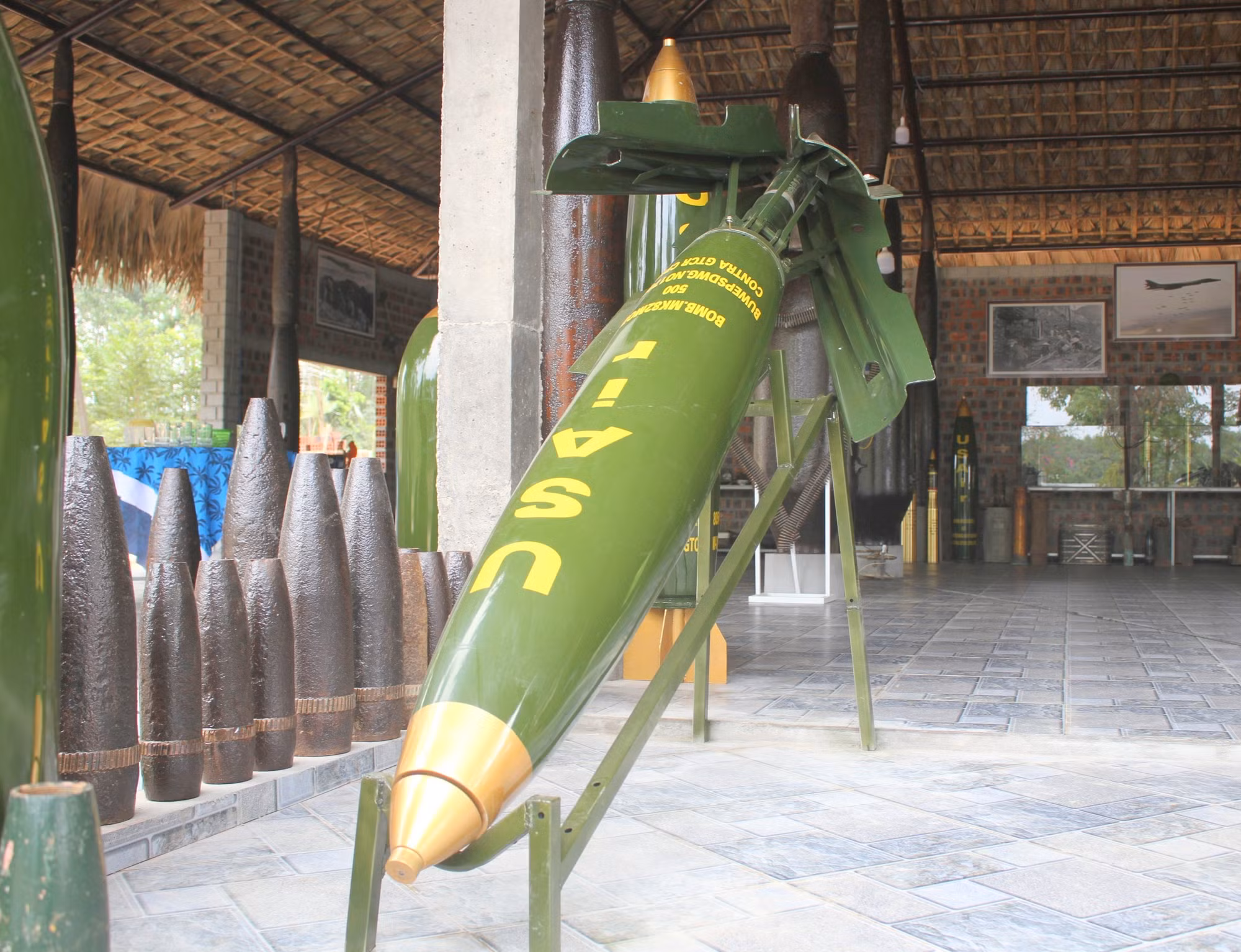 Nhiều quả bom, đạn được trưng bày ở ngôi nhà, tạo thành không gian thú vị cho những ai đến đây tham quan.