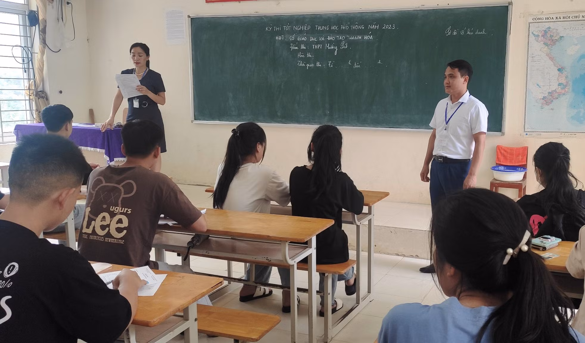 Ông Vũ Ngọc Liêm - Hiệu trưởng Trường THPT Ngọc Lặc (Thanh Hóa), Trưởng điểm thi Trường THPT Mường Lát vào lớp dặn dò thí sinh trong buổi làm thủ tục thi. Ảnh: TL.