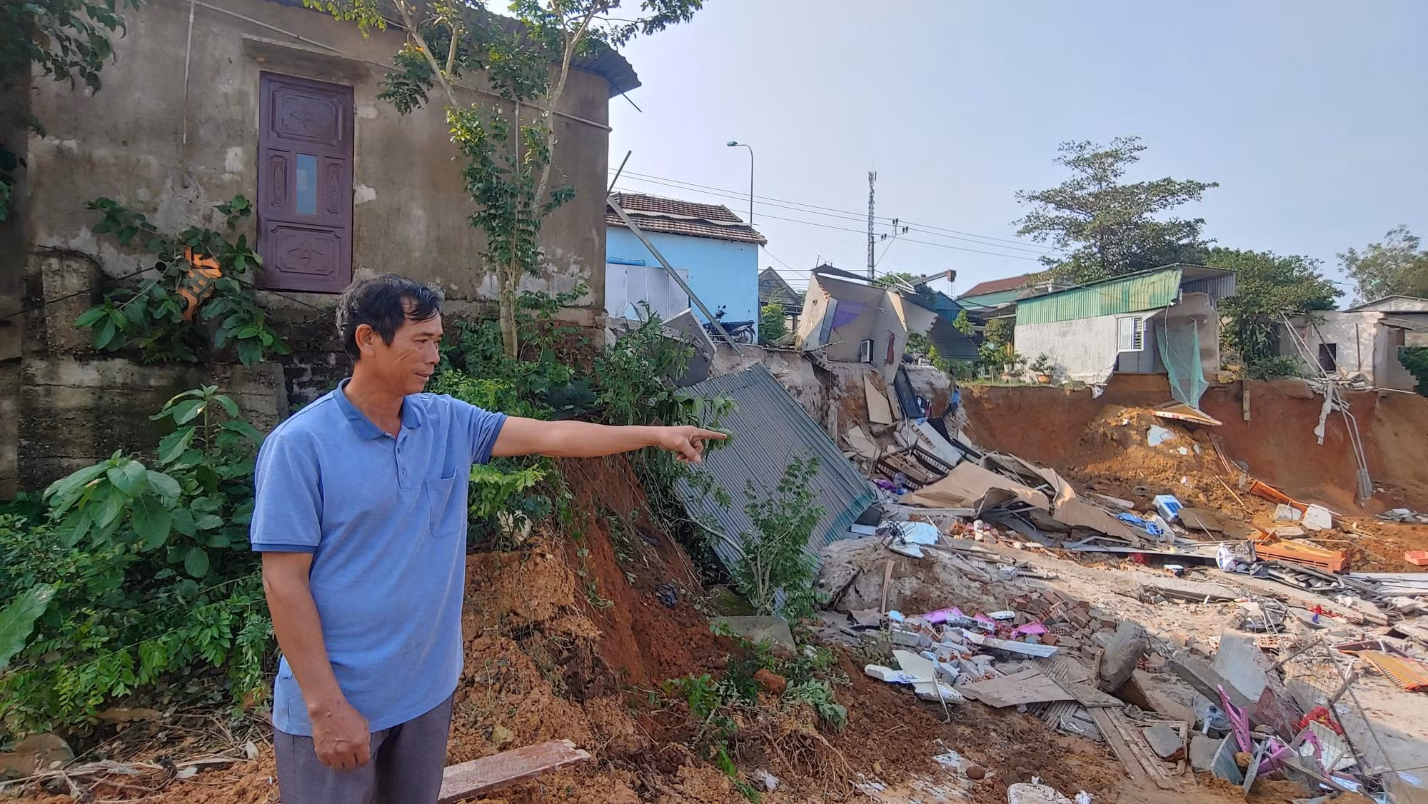 Ông Hồ Dũng (57 tuổi, thôn Như Lệ, xã Hải Lệ) nhớ lại: “Khi đang ngủ, nghe tiếng xé tôn nên chạy ra thì thấy ngôi nhà cạnh bên sạt, đổ sập xuống. Thời điểm xảy ra sạt lở trong nhà có 2 cha con, tôi chạy xuống thì chỉ kịp bồng cháu nhỏ lên từ đống đổ nát. Do đất vẫn sạt lở nên không thể tìm được vị trí ông L gặp nạn”. Ông Hồ Dũng (57 tuổi, thôn Như Lệ, xã Hải Lệ) nhớ lại: “Khi đang ngủ, nghe tiếng xé tôn nên chạy ra thì thấy ngôi nhà cạnh bên sạt, đổ sập xuống. Thời điểm xảy ra sạt lở trong nhà có 2 cha con, tôi chạy xuống thì chỉ kịp bồng cháu nhỏ lên từ đống đổ nát. Do đất vẫn sạt lở nên không thể tìm được vị trí ông L gặp nạn”.